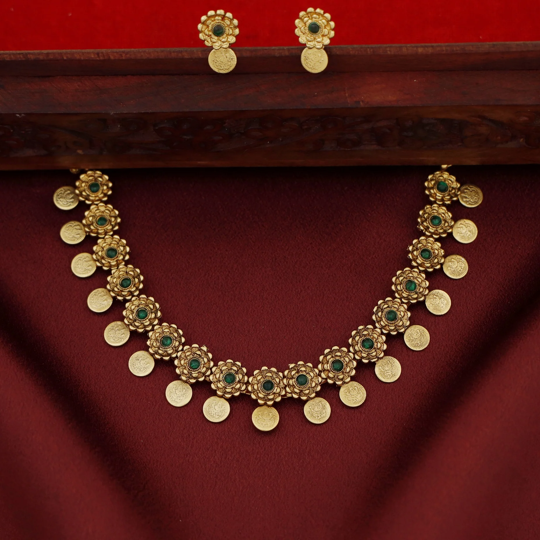 Dhrithika Flower Kashi Short Neckpiece with Earring - Image 3