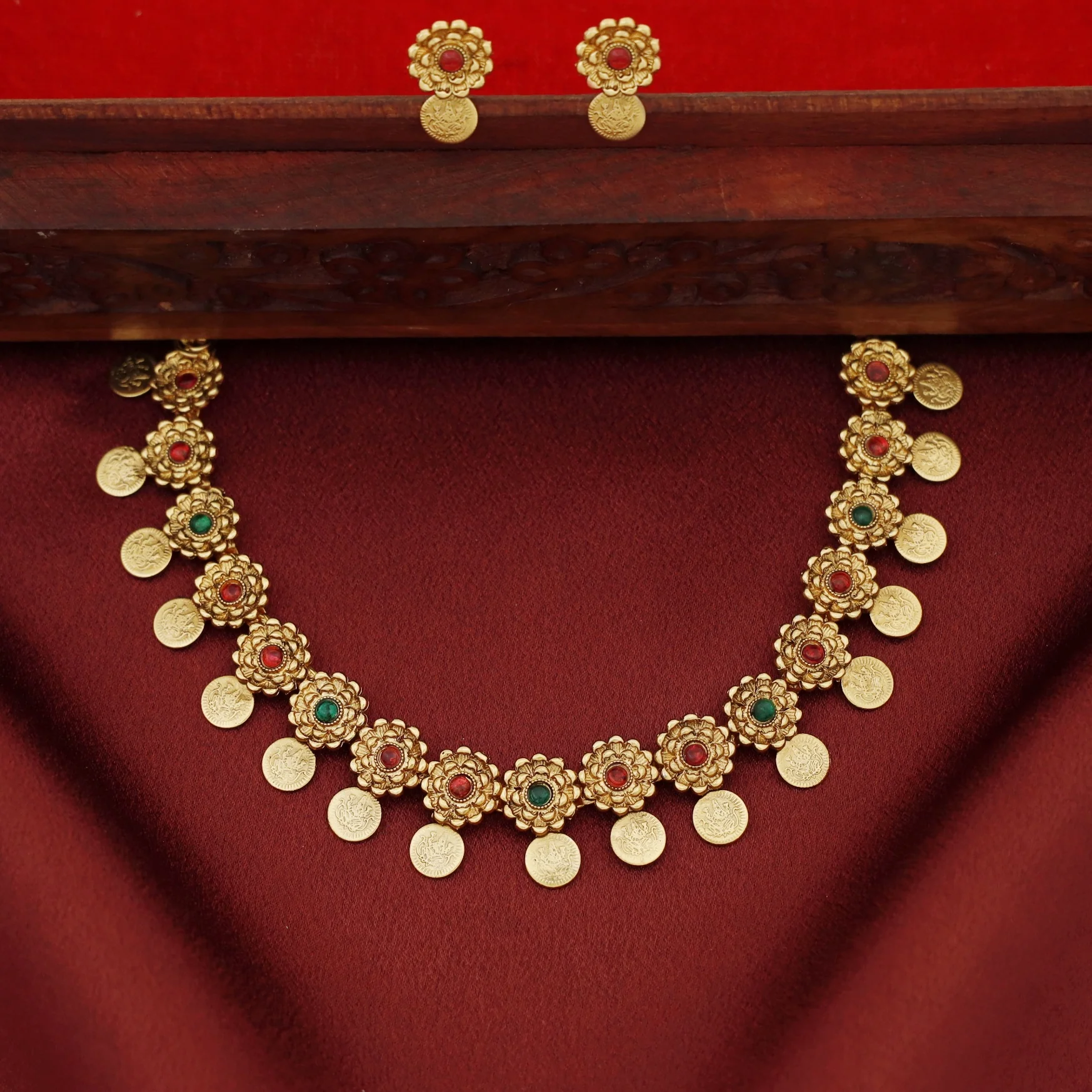 Dhrithika Flower Kashi Short Neckpiece with Earring - Image 4