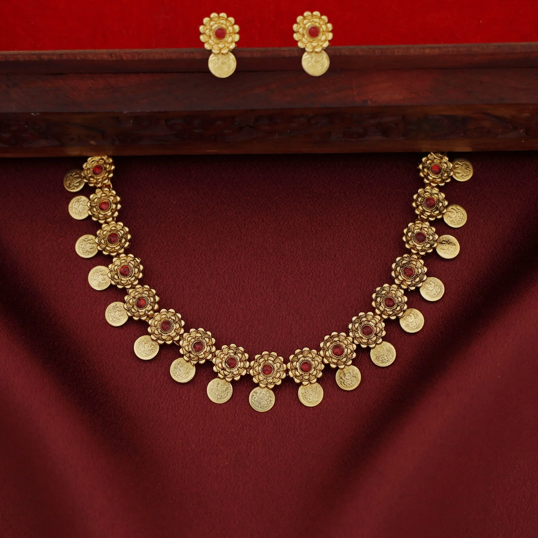 Dhrithika Flower Kashi Short Neckpiece with Earring - Image 7