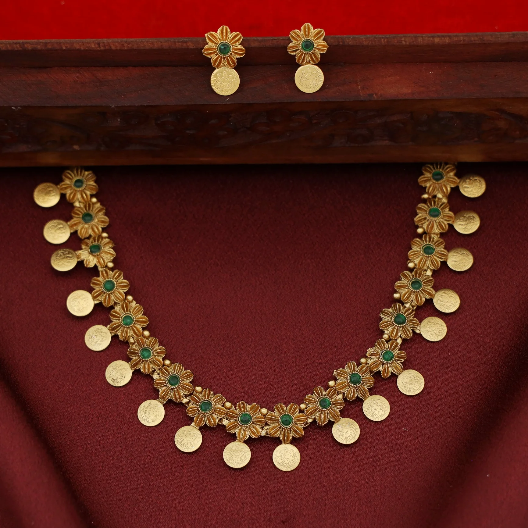 Dhrithika Flower Laya Kashi Short Neckpiece with Earring - Image 3