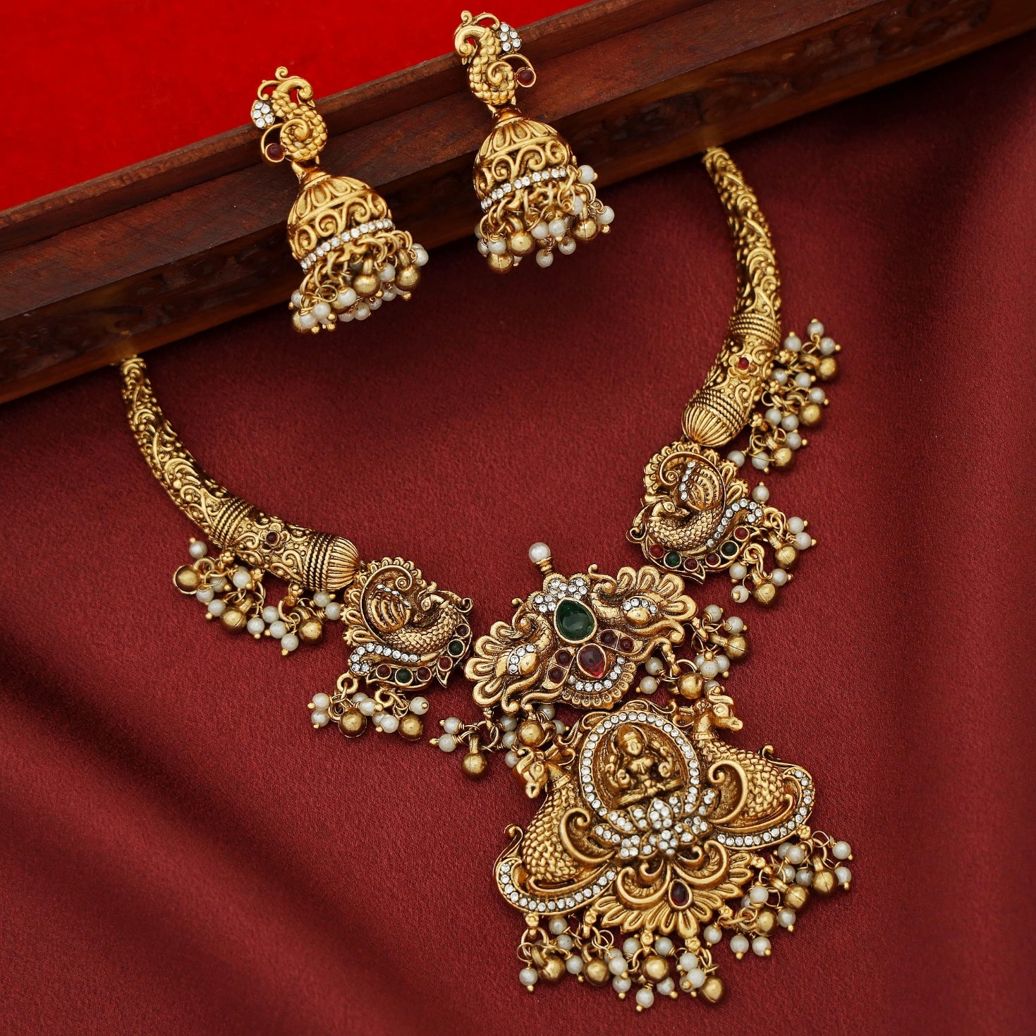 Dhruviha Stiff Wing Mayura Devi Pendant Short Neckpiece With Earring - Image 3