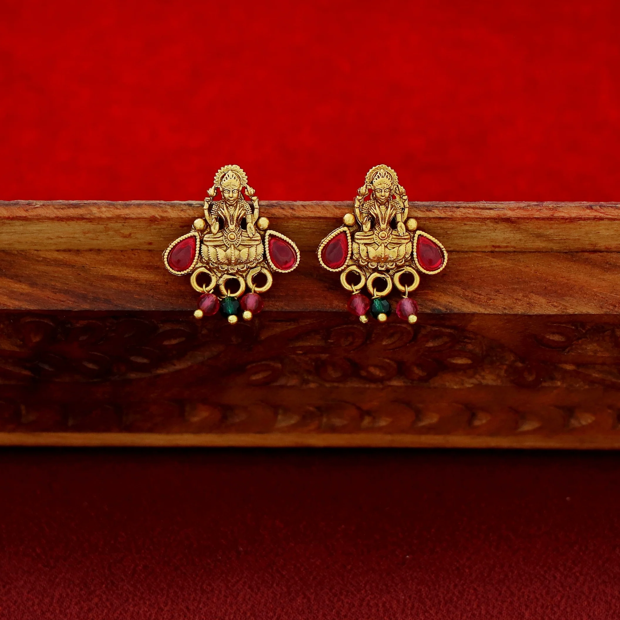 Dhwani Devi Beaded Short Neckpiece With Stud - Image 8