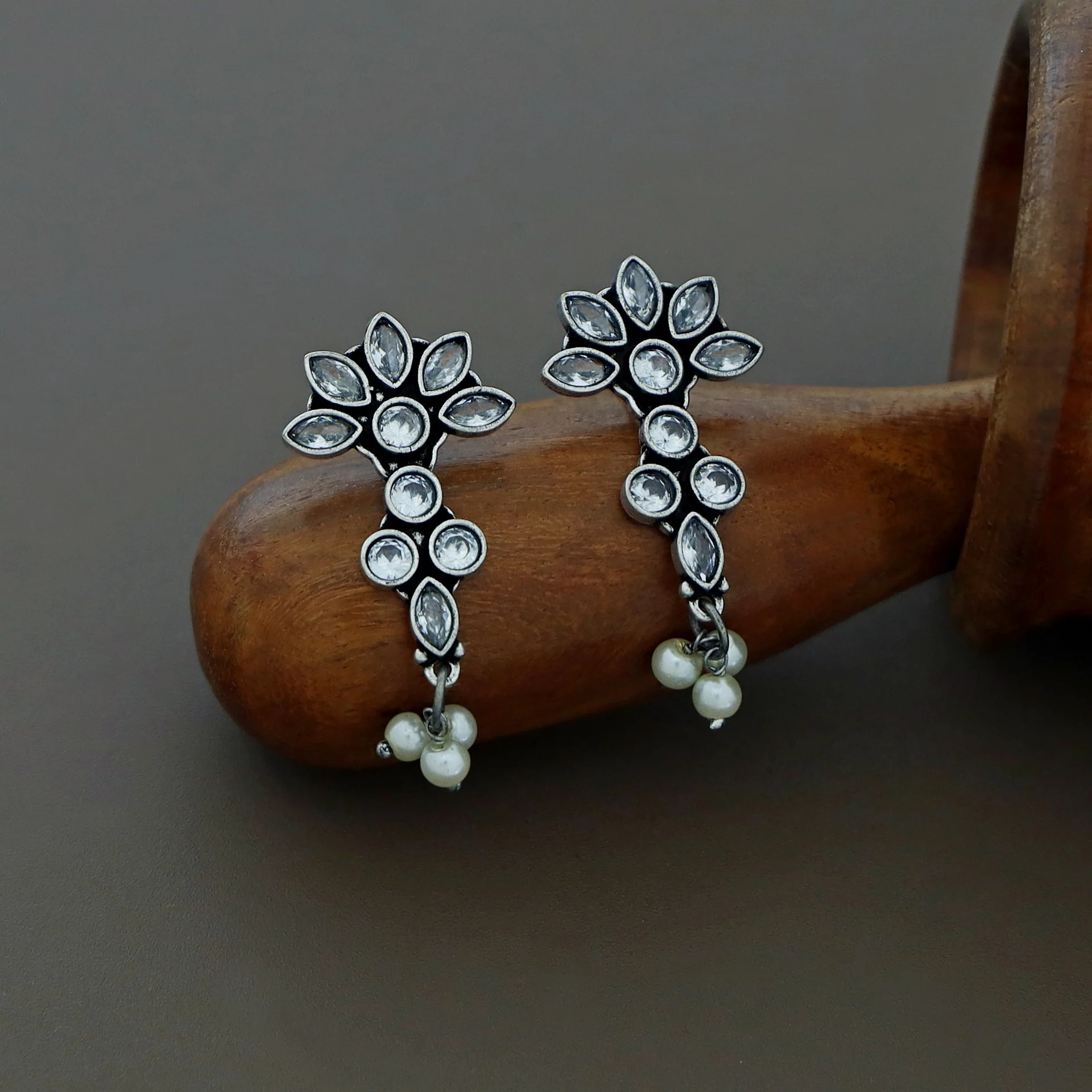 Digsha Pearl Earring - Image 5