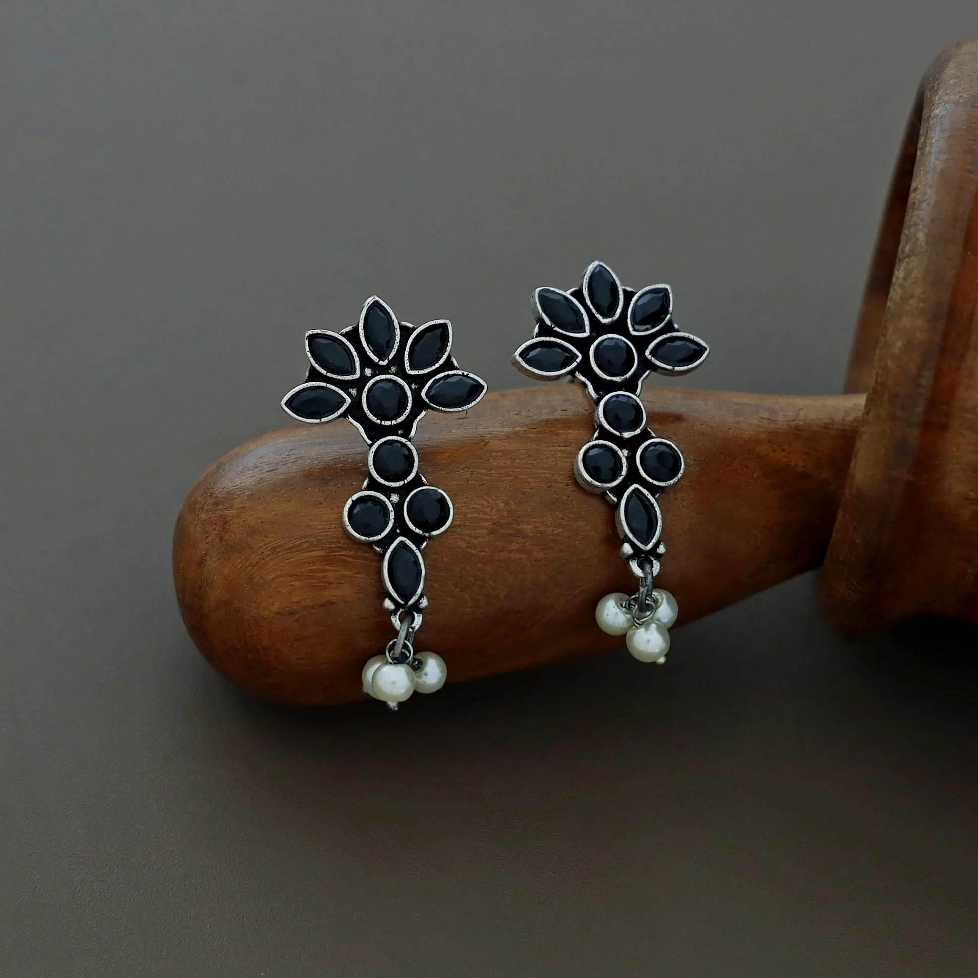 Digsha Pearl Earring - Image 9