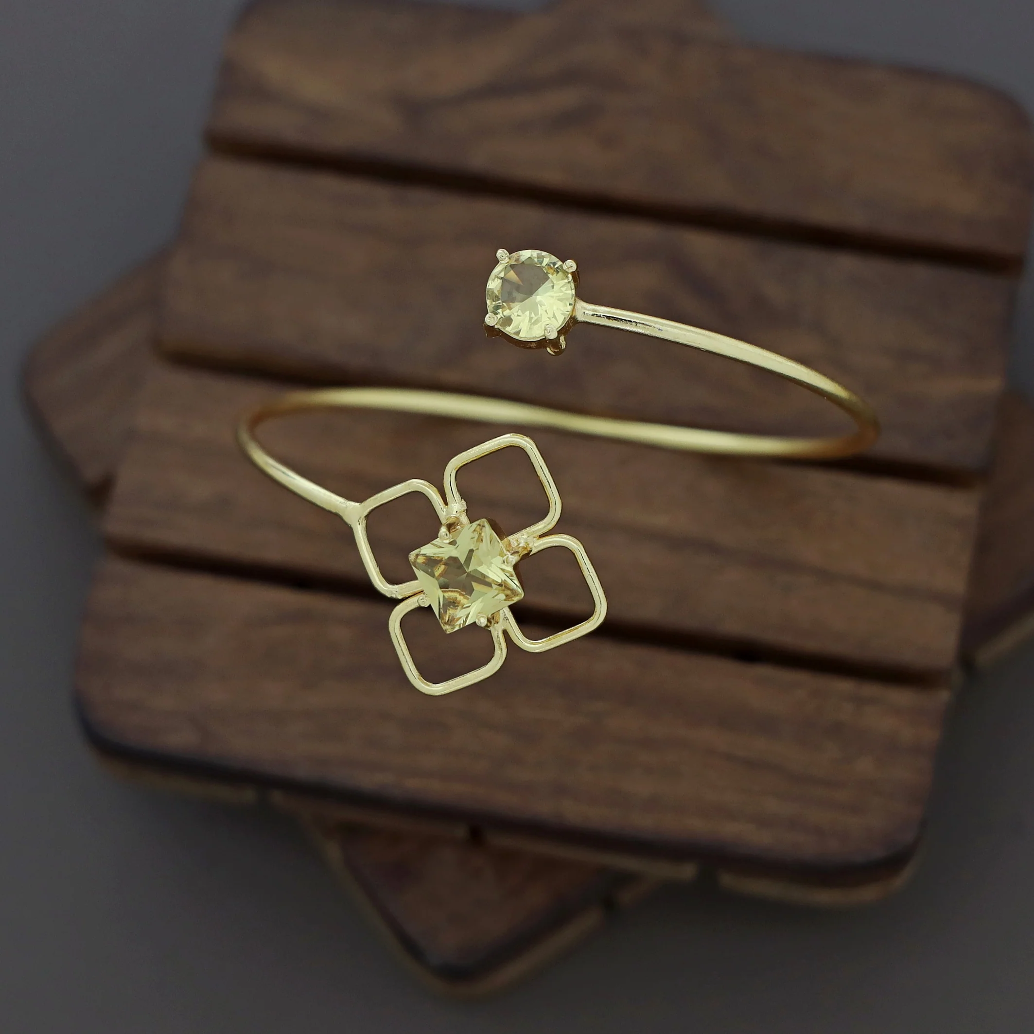Dione Glossy Square Round Claw Bangle - Image 10