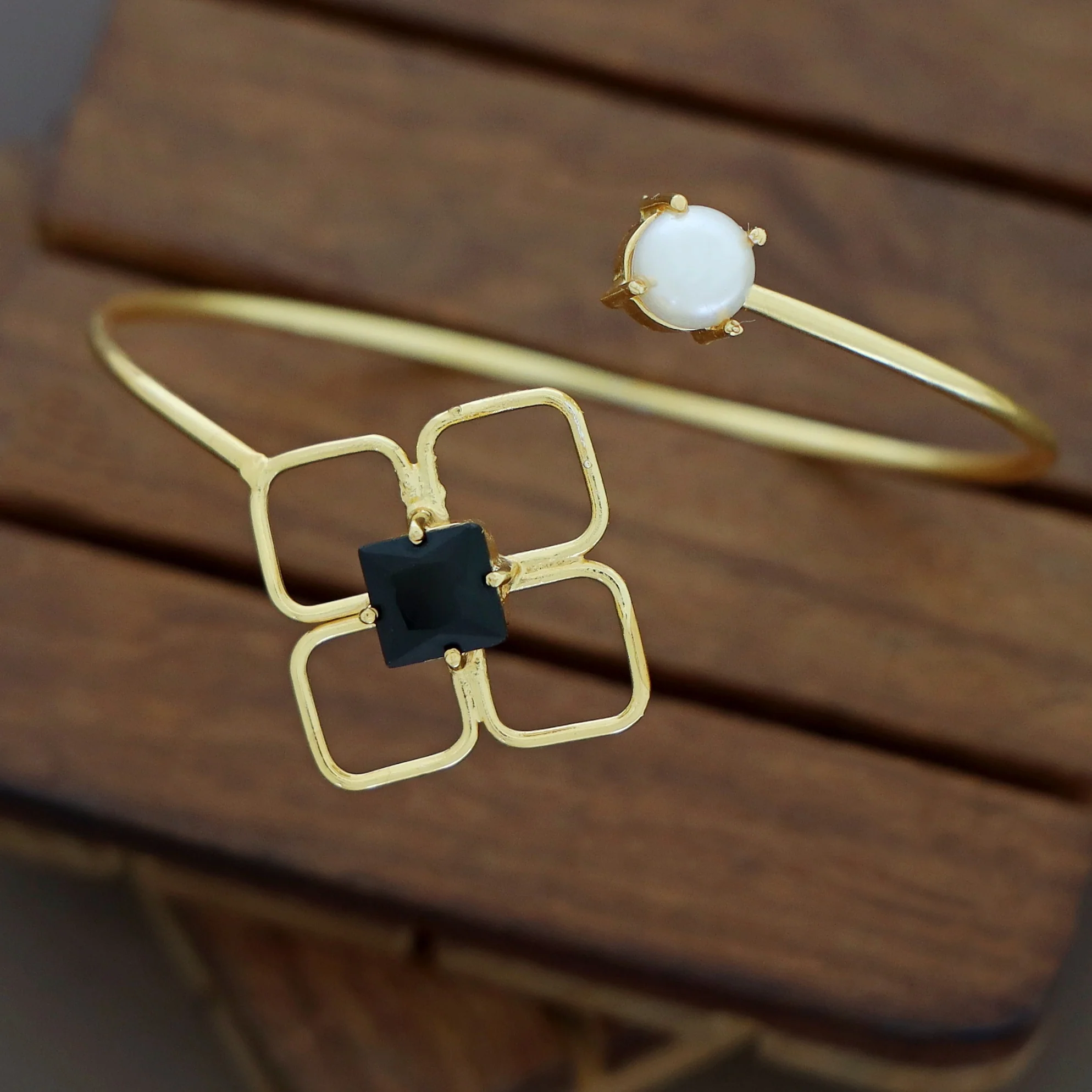 Dione Glossy Square Round Claw Bangle - Image 12