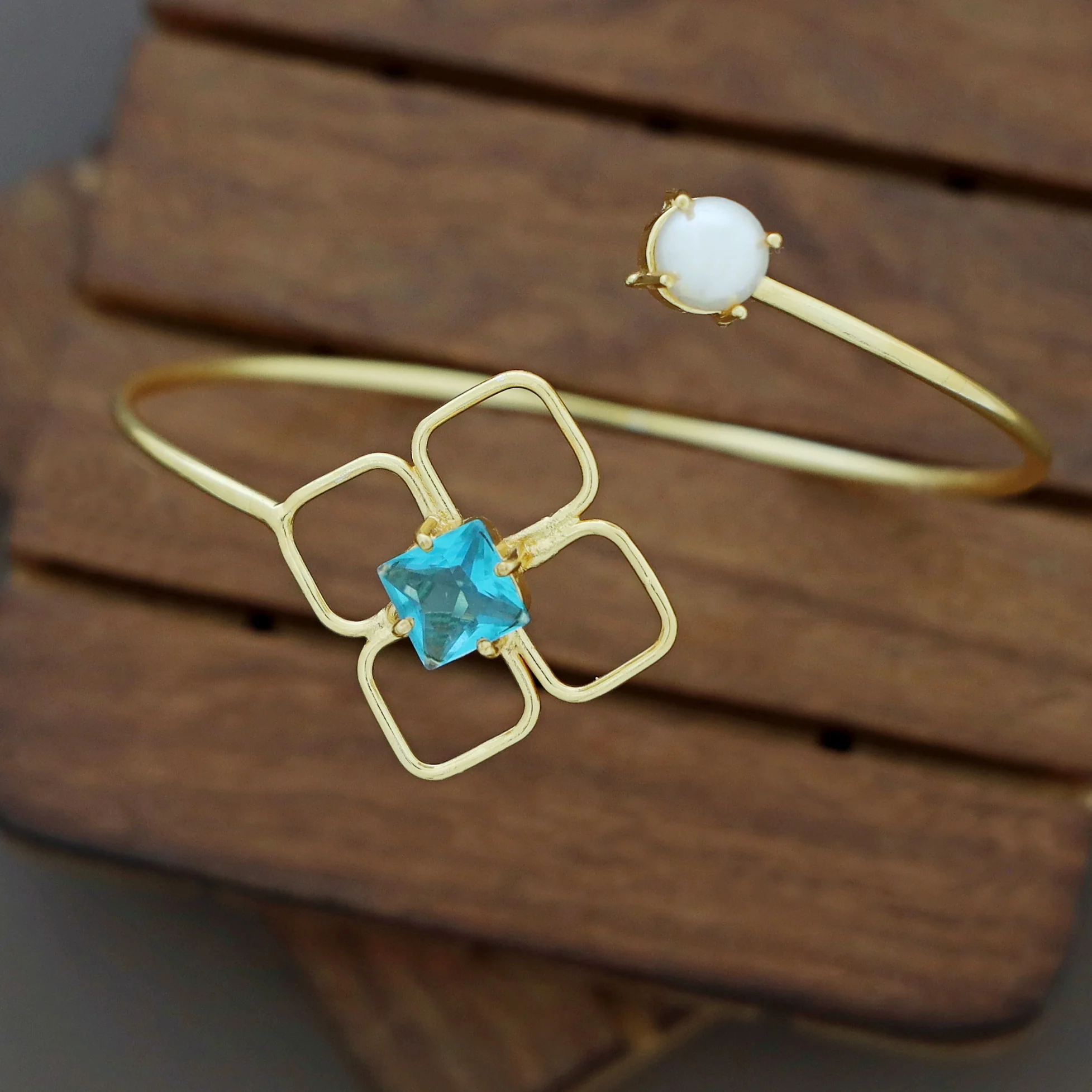 Dione Glossy Square Round Claw Bangle - Image 13