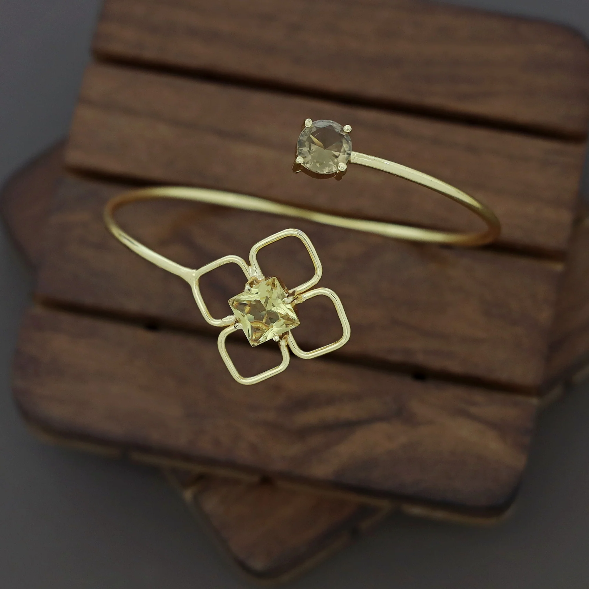 Dione Glossy Square Round Claw Bangle - Image 23
