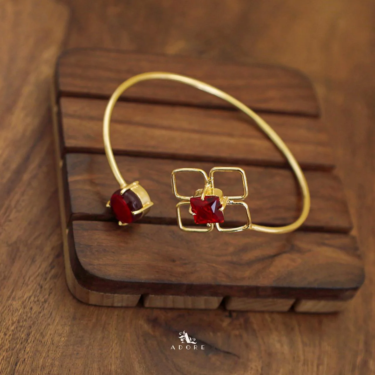 Dione Glossy Square Round Claw Bangle - Image 26