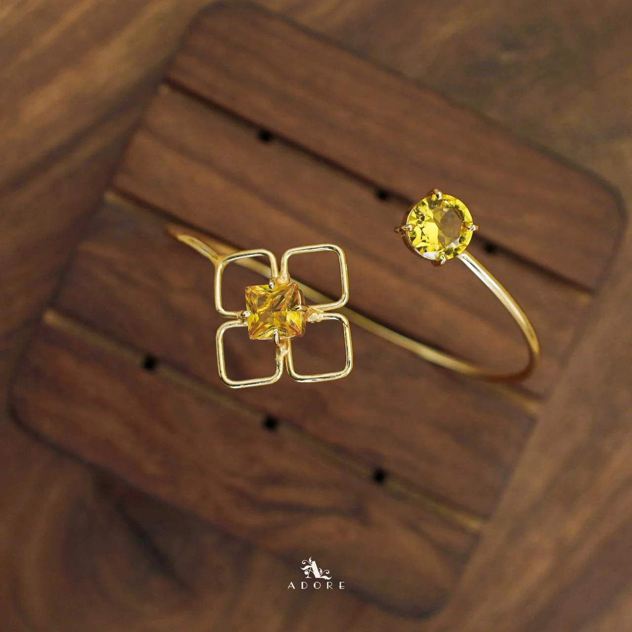 Dione Glossy Square Round Claw Bangle - Image 4