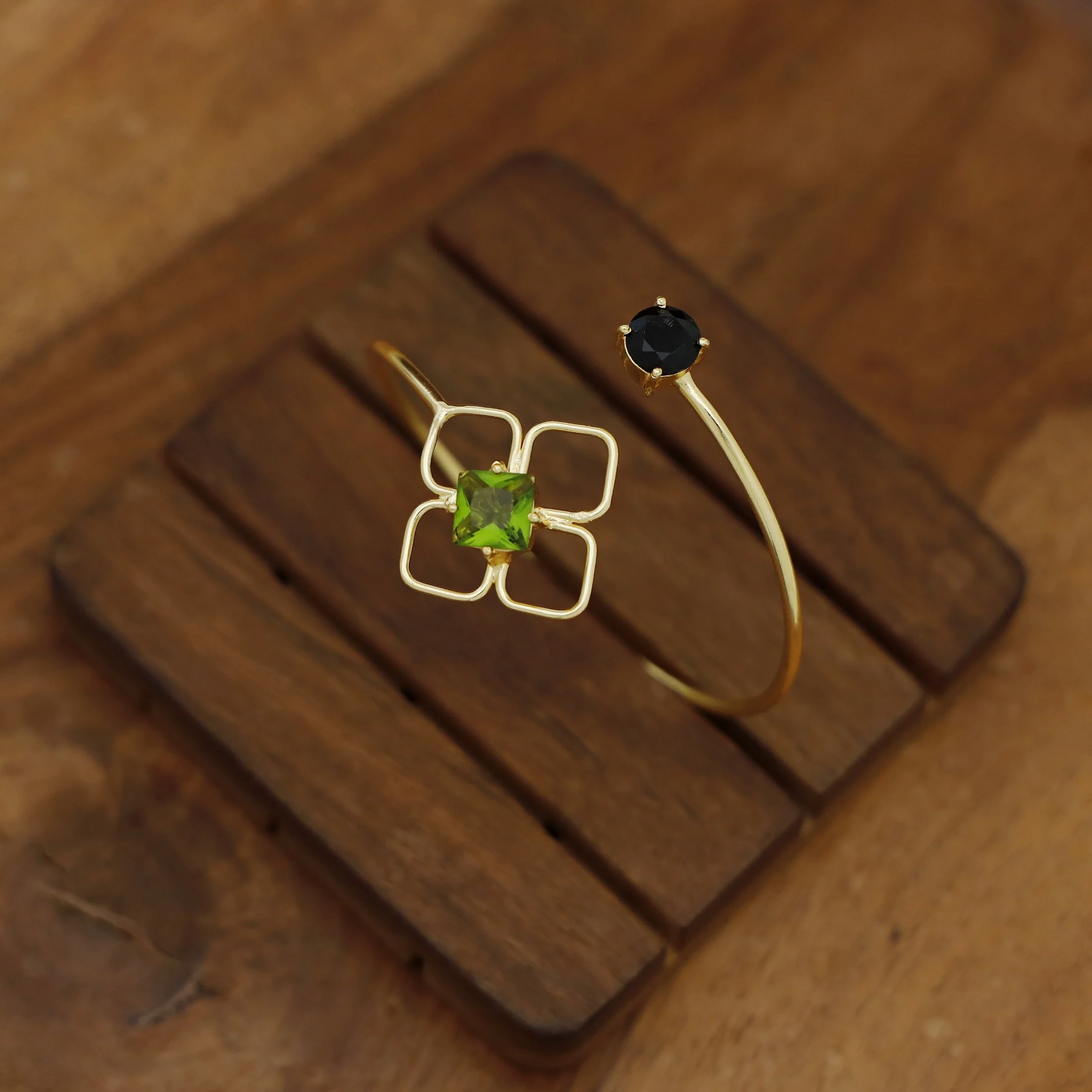 Dione Glossy Square Round Claw Bangle - Image 6