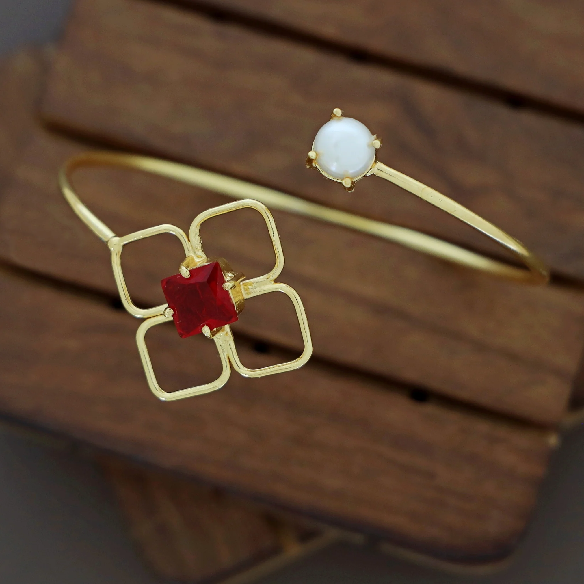 Dione Glossy Square Round Claw Bangle - Image 8