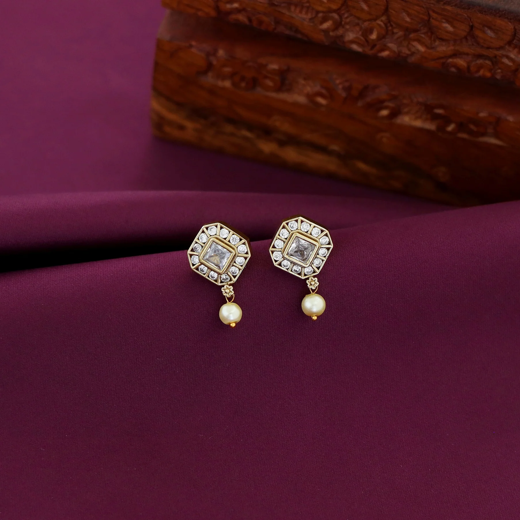 Ditya Mini Diamond Kemp Stone Pearl Earring - Image 3