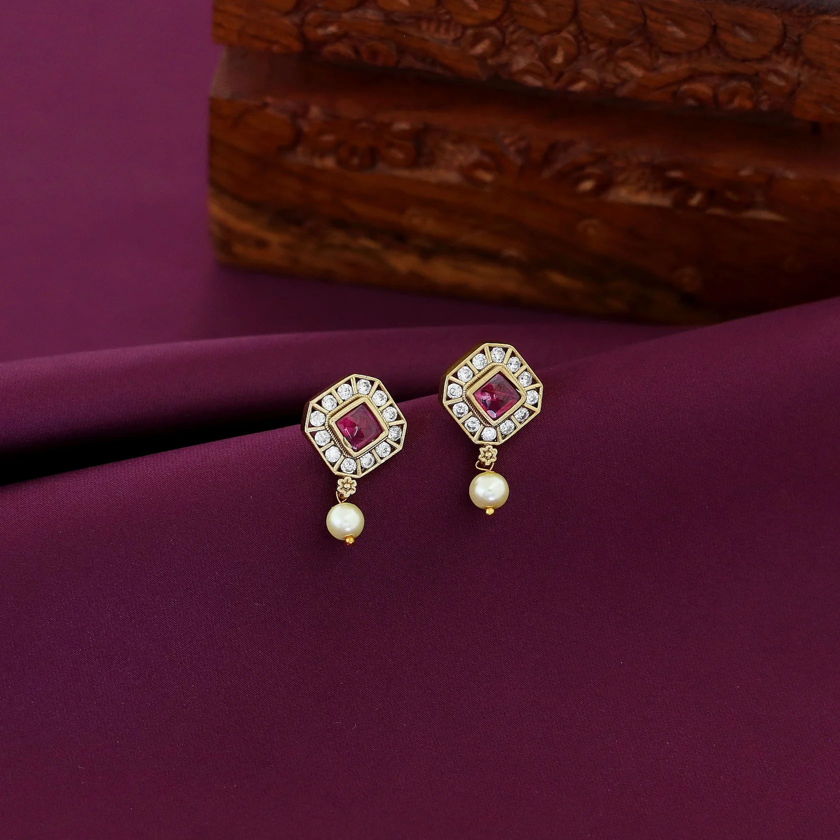 Ditya Mini Diamond Kemp Stone Pearl Earring - Image 4