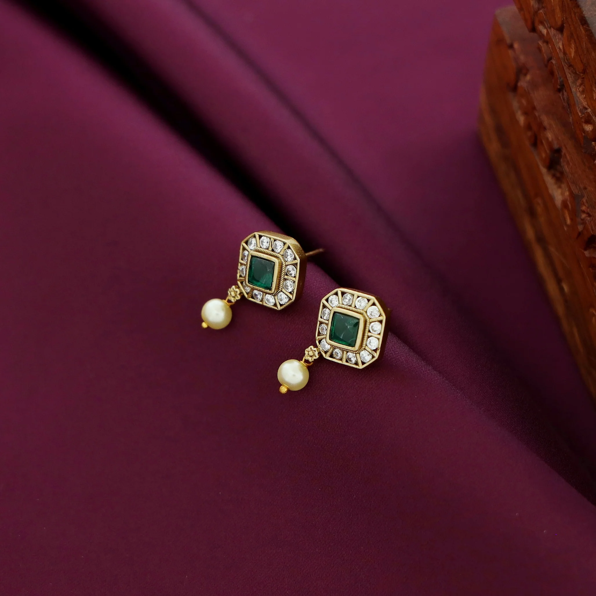 Ditya Mini Diamond Kemp Stone Pearl Earring - Image 5