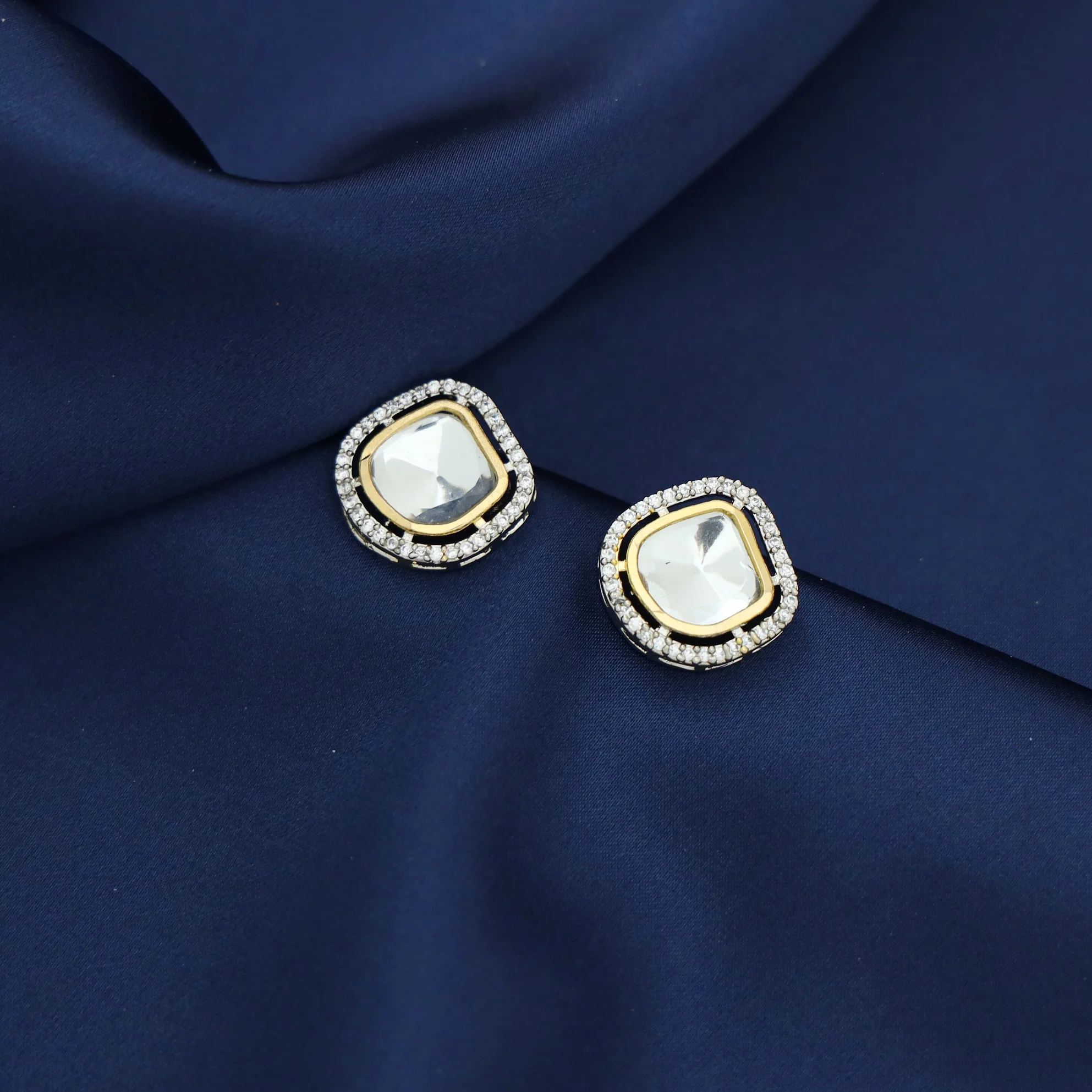 Driti Dual Tone Polki Kundan Stud - Image 2