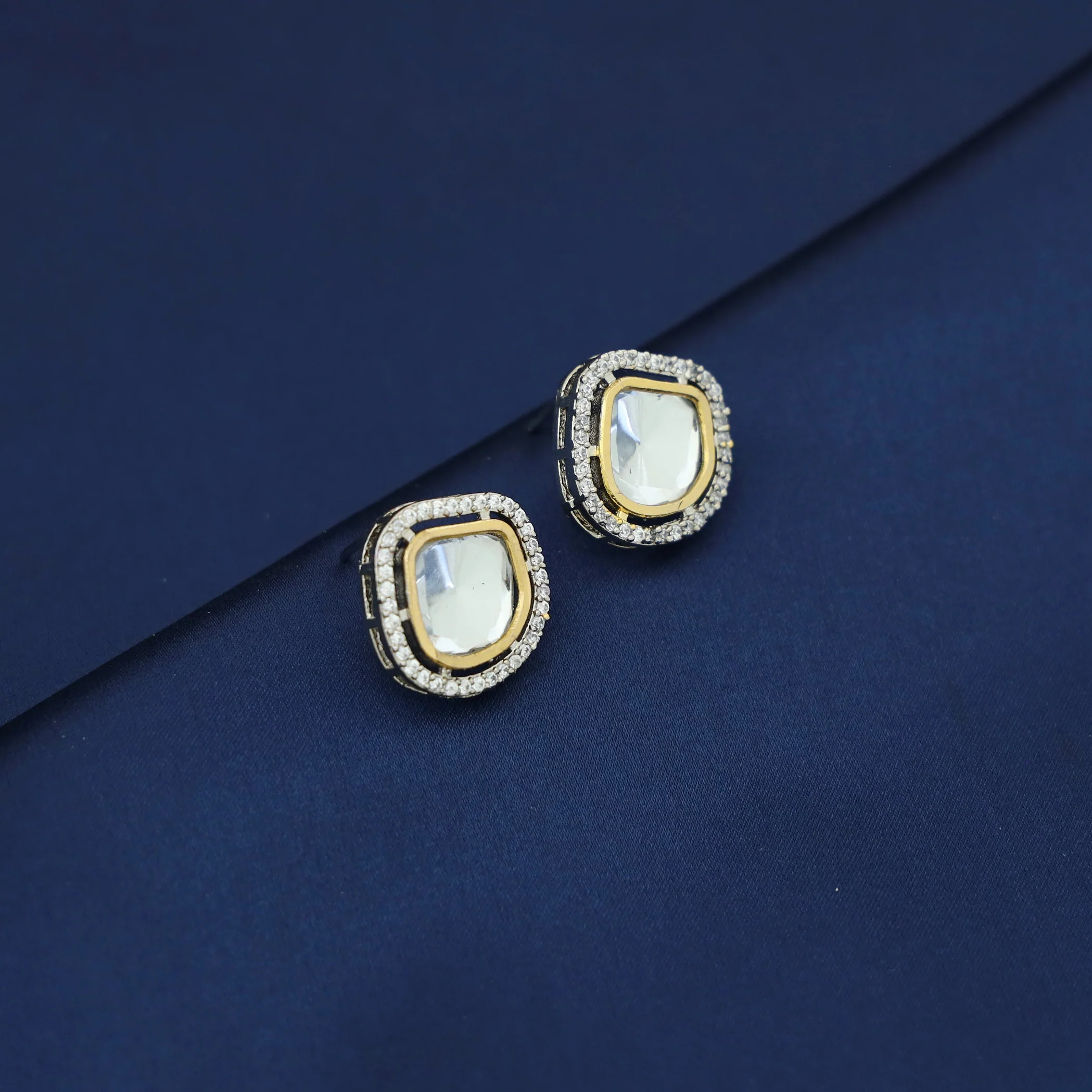 Driti Dual Tone Polki Kundan Stud - Image 3