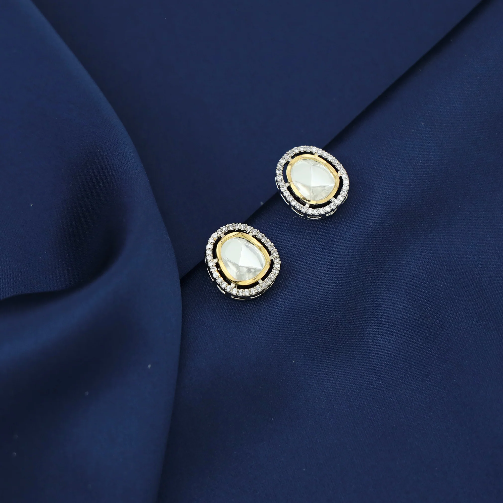 Driti Dual Tone Polki Kundan Stud - Image 5