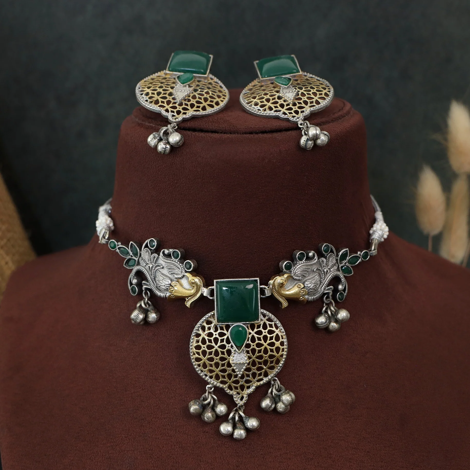 Dual Tone Mayura Glossy Stone Choker With Earring - Image 3