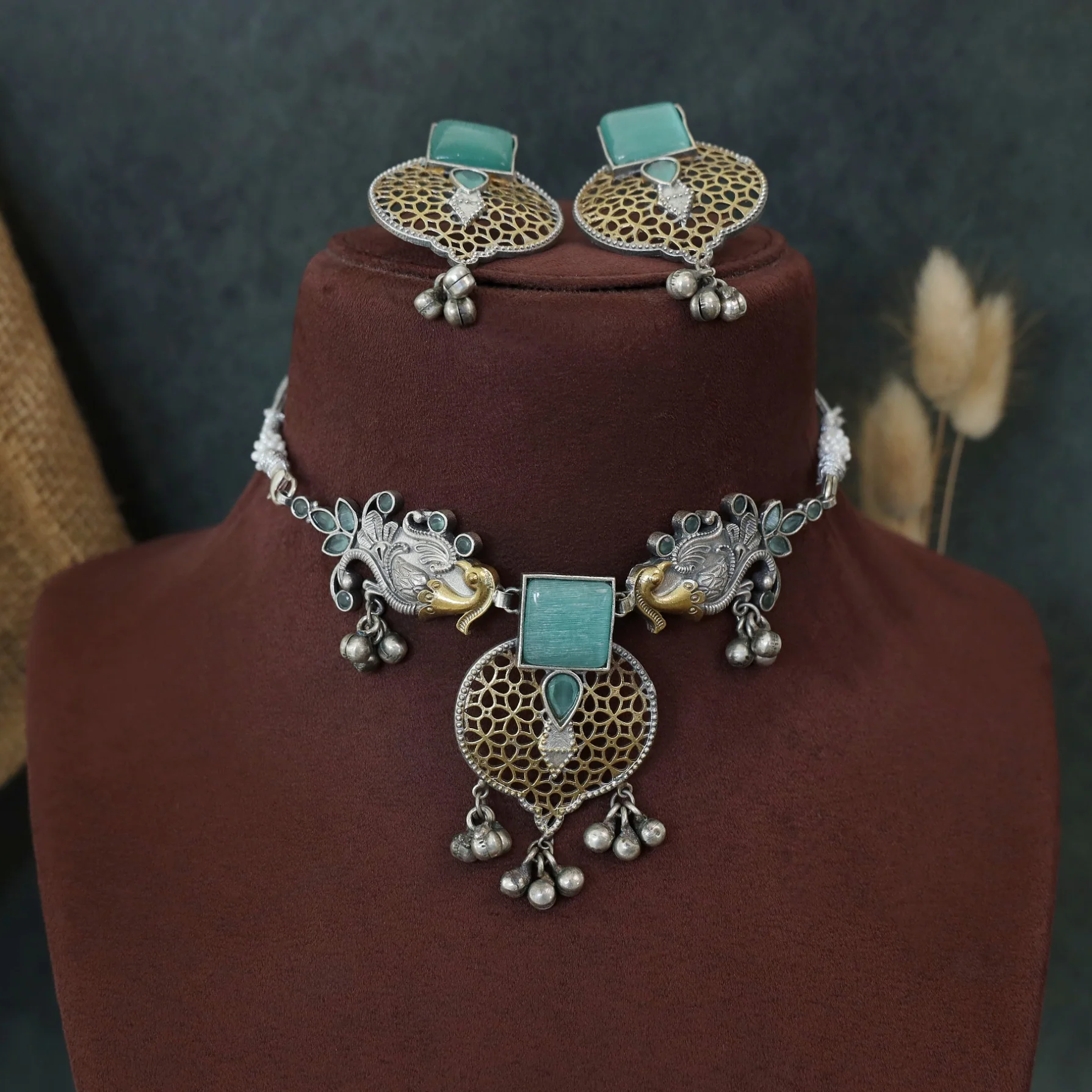 Dual Tone Mayura Glossy Stone Choker With Earring - Image 4
