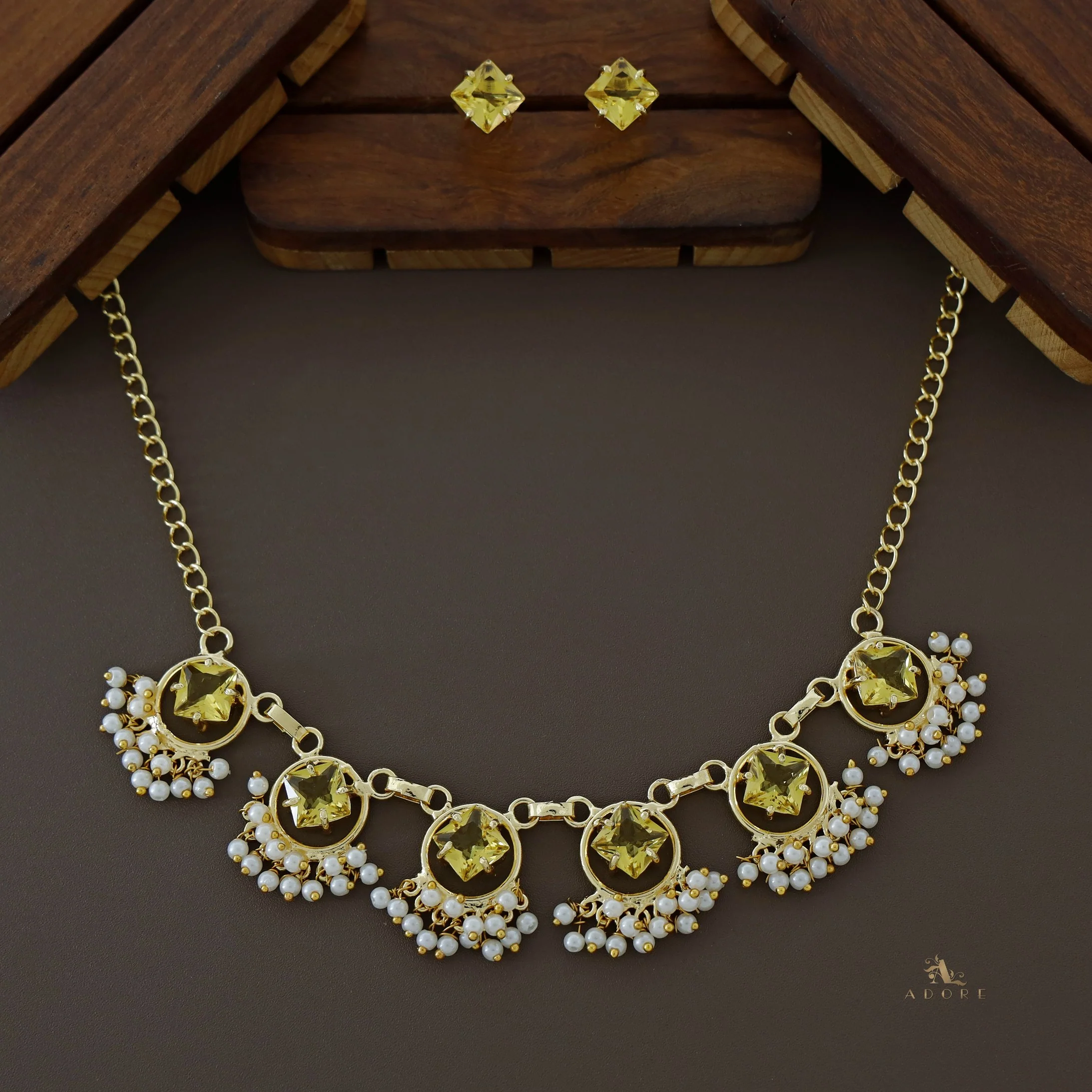 Nowruz Glossy Diamond Circle Short Neckpiece with Stud - Image 5