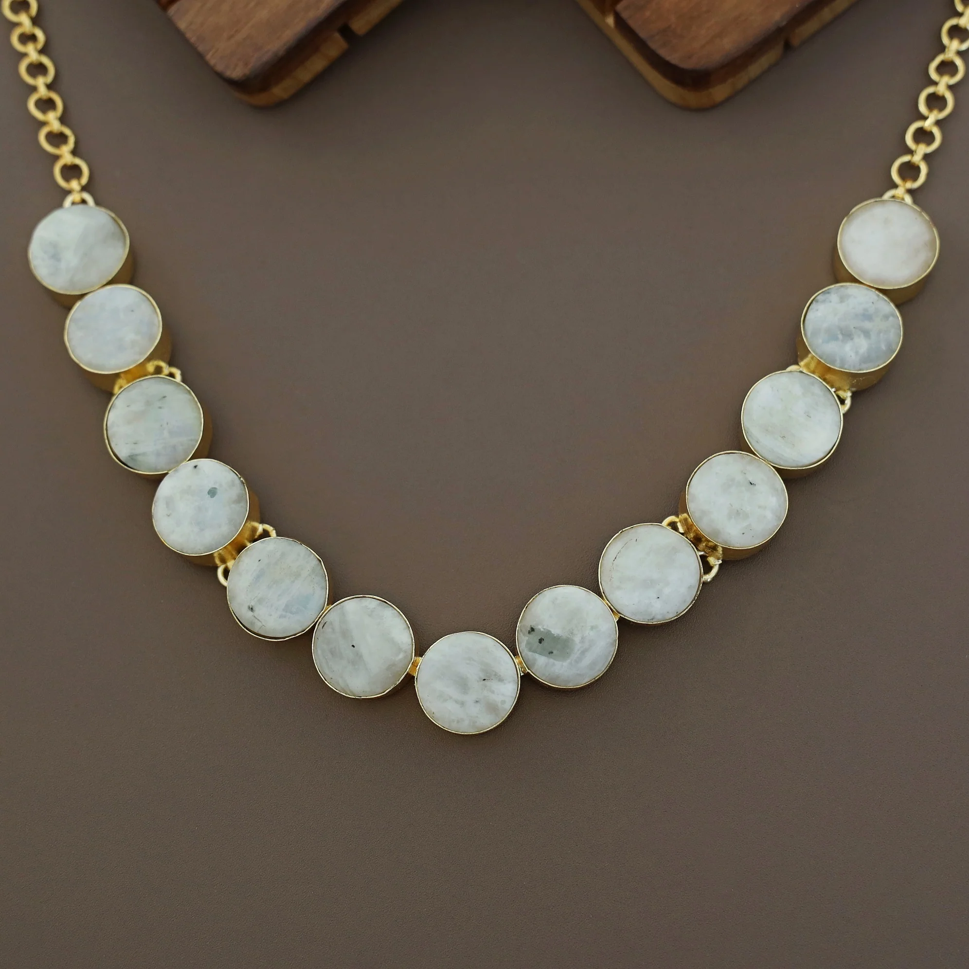 Eashi Round Raw Stone Curved Neckpiece - Image 3