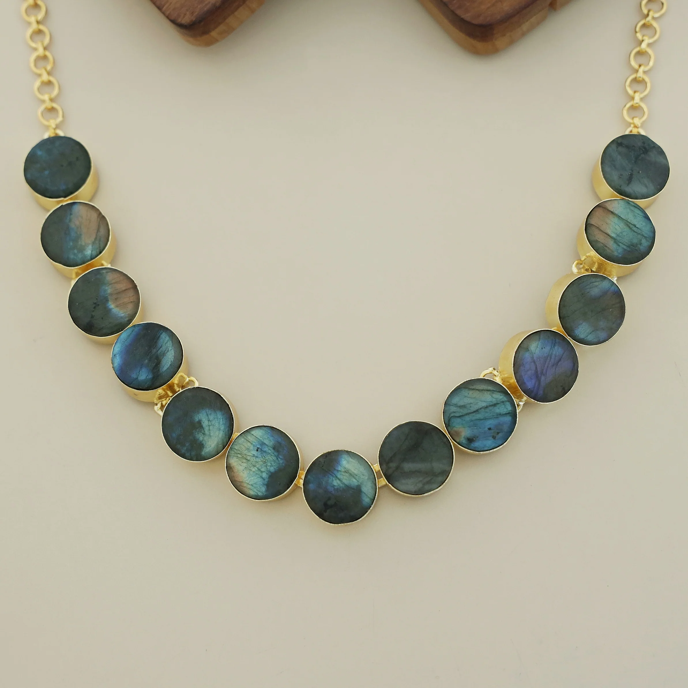 Eashi Round Raw Stone Curved Neckpiece - Image 5