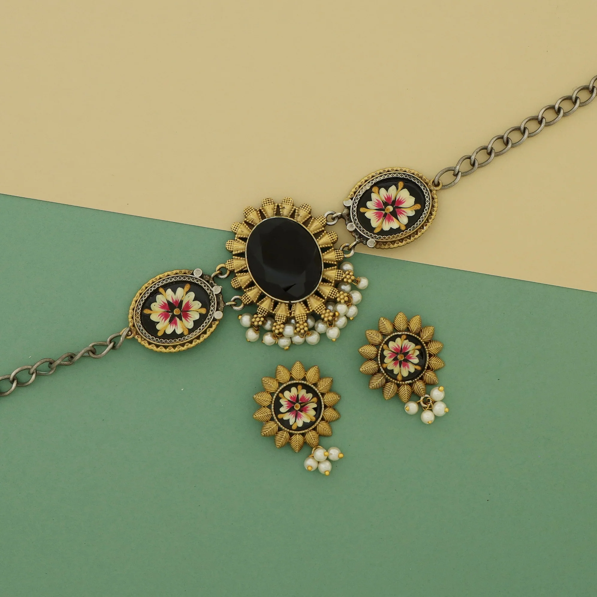 Ekanthika Hand Painted Oval Glossy Pearl Choker With Earring - Image 3
