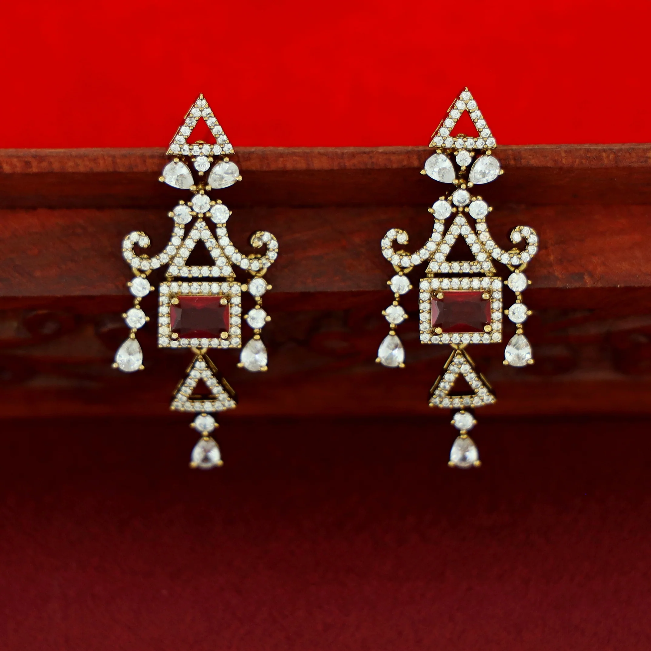 Premium Rectangle Glossy Triangle Drop Short Neckpiece With Earring - Image 6