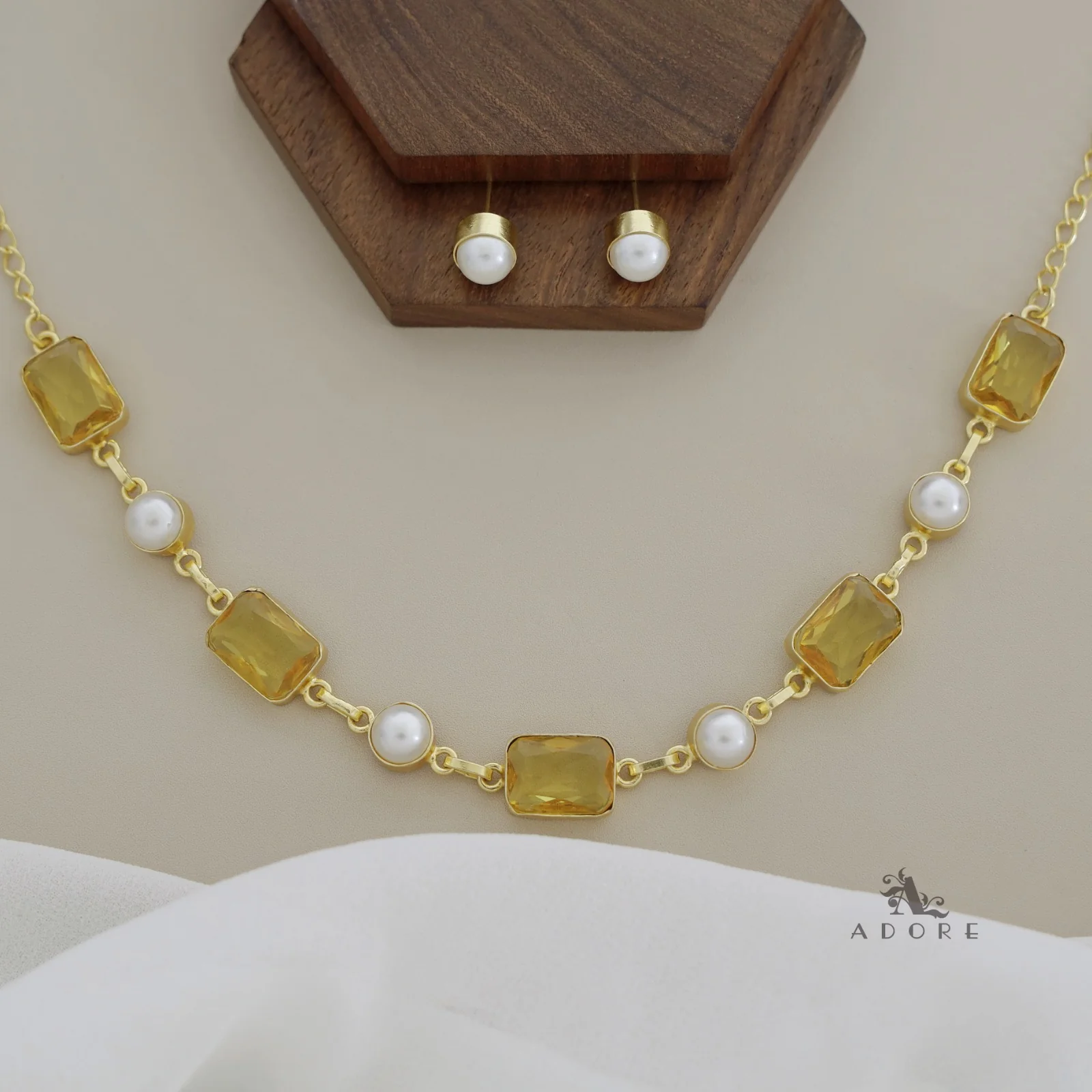 Elvire Glossy Rectangle Pearl Choker/Short Neckpiece With Stud - Image 10