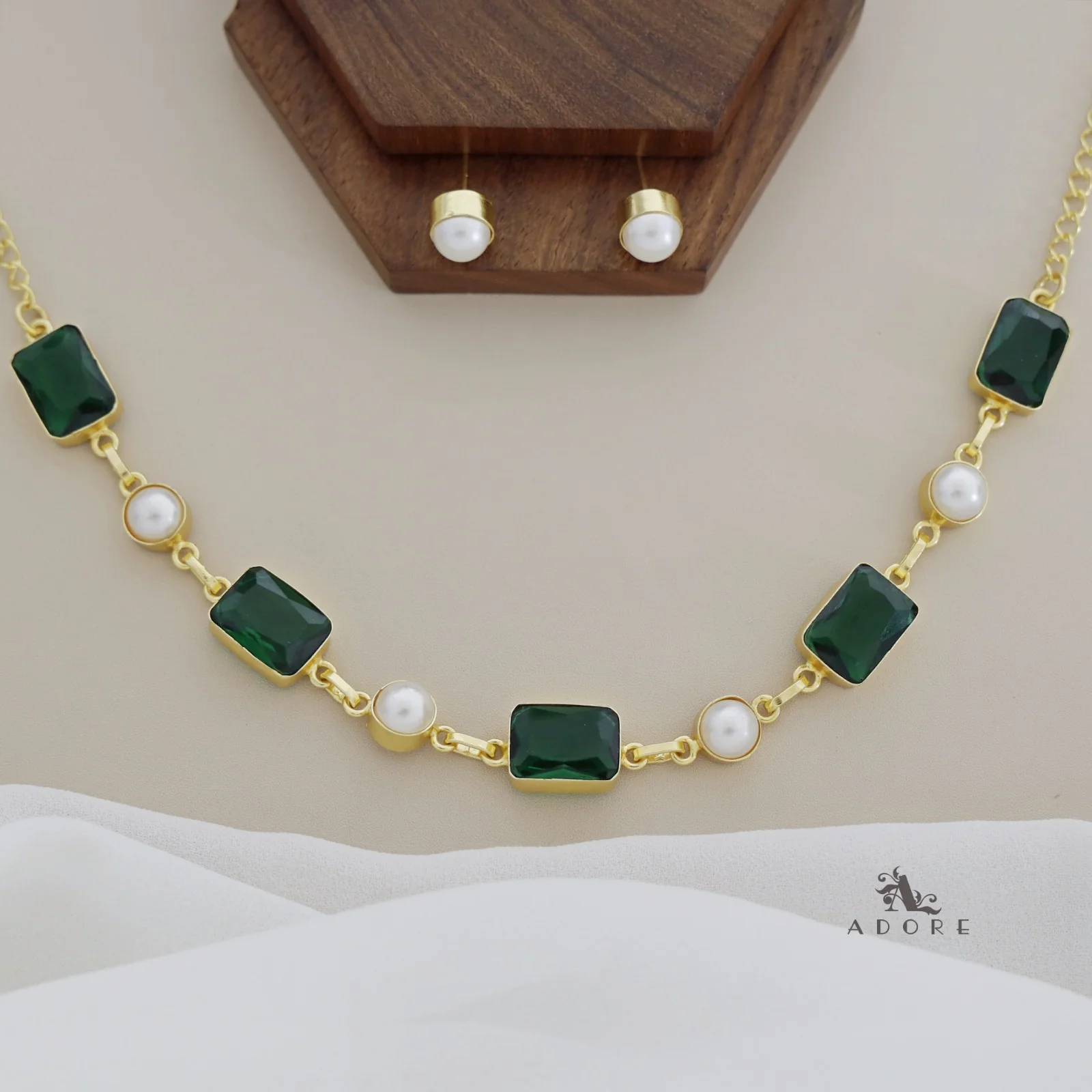 Elvire Glossy Rectangle Pearl Choker/Short Neckpiece With Stud - Image 3