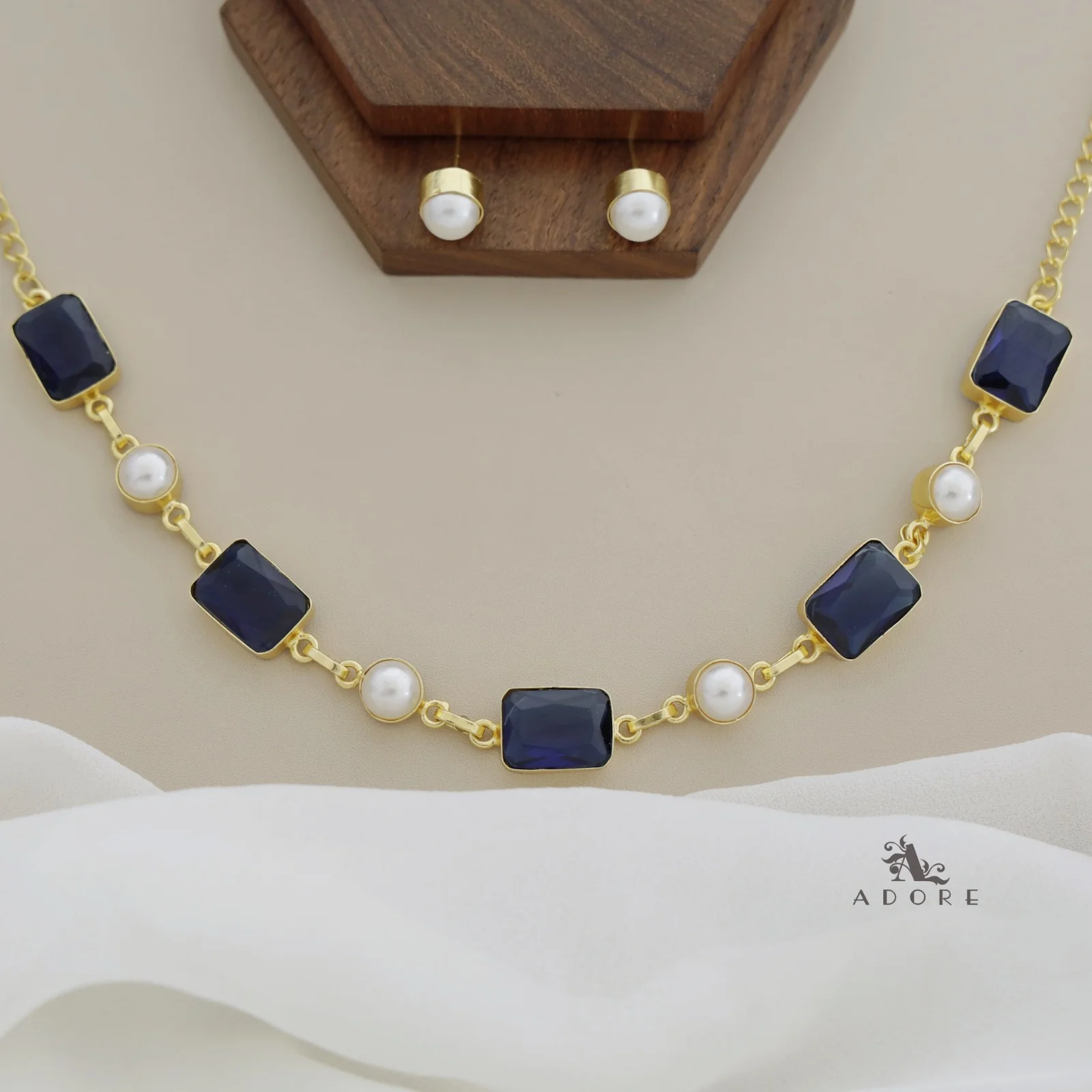 Elvire Glossy Rectangle Pearl Choker/Short Neckpiece With Stud - Image 4