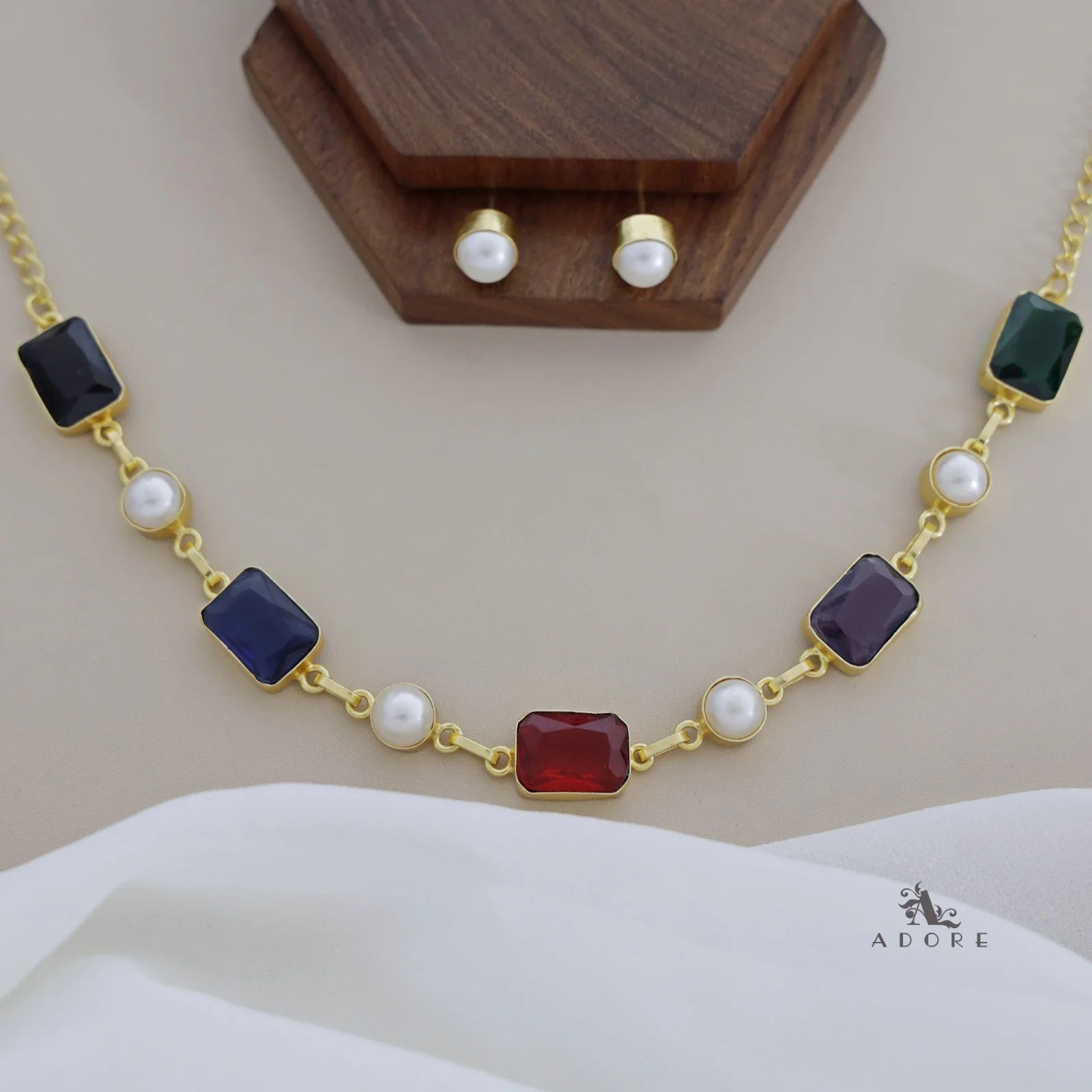 Elvire Glossy Rectangle Pearl Choker/Short Neckpiece With Stud - Image 5