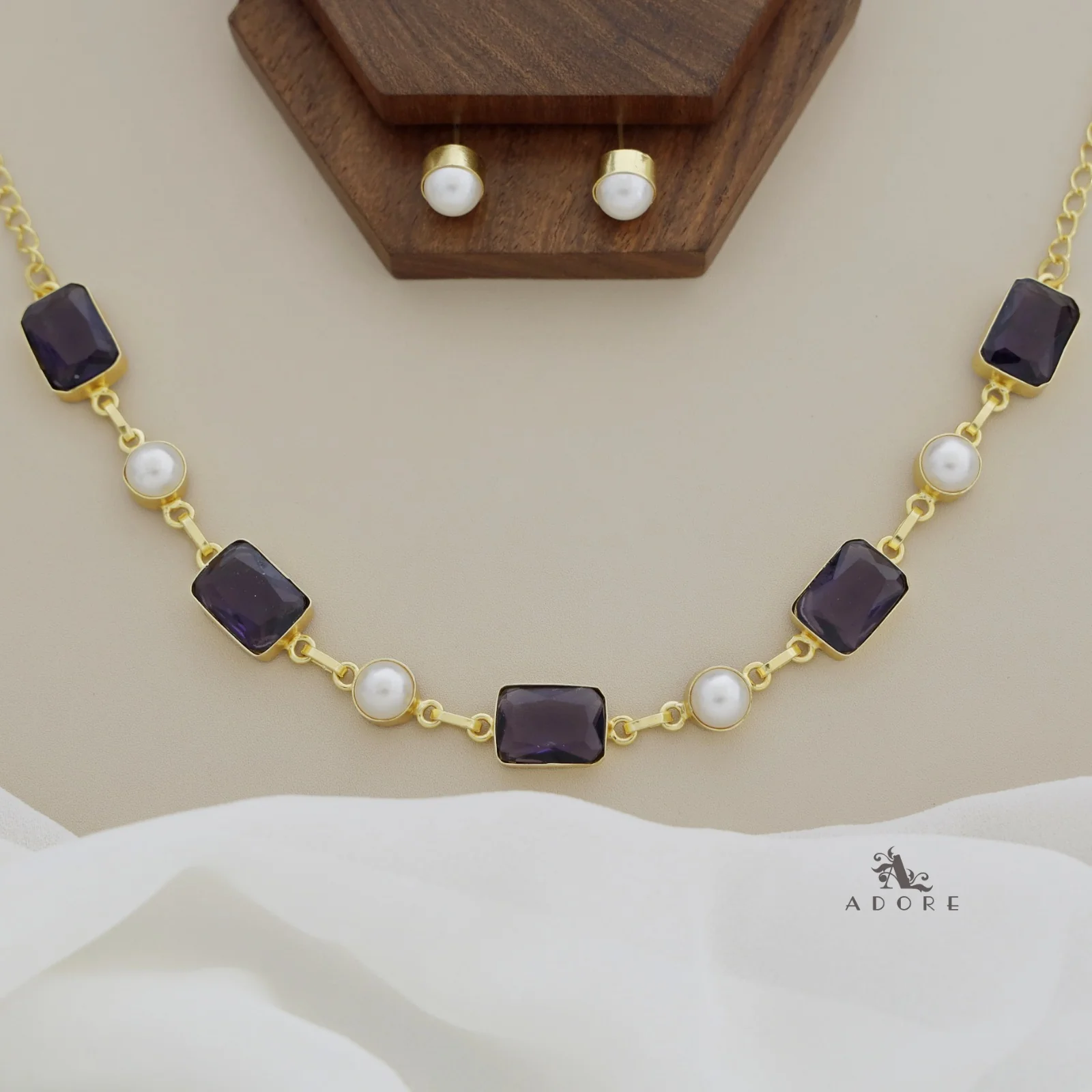 Elvire Glossy Rectangle Pearl Choker/Short Neckpiece With Stud - Image 7