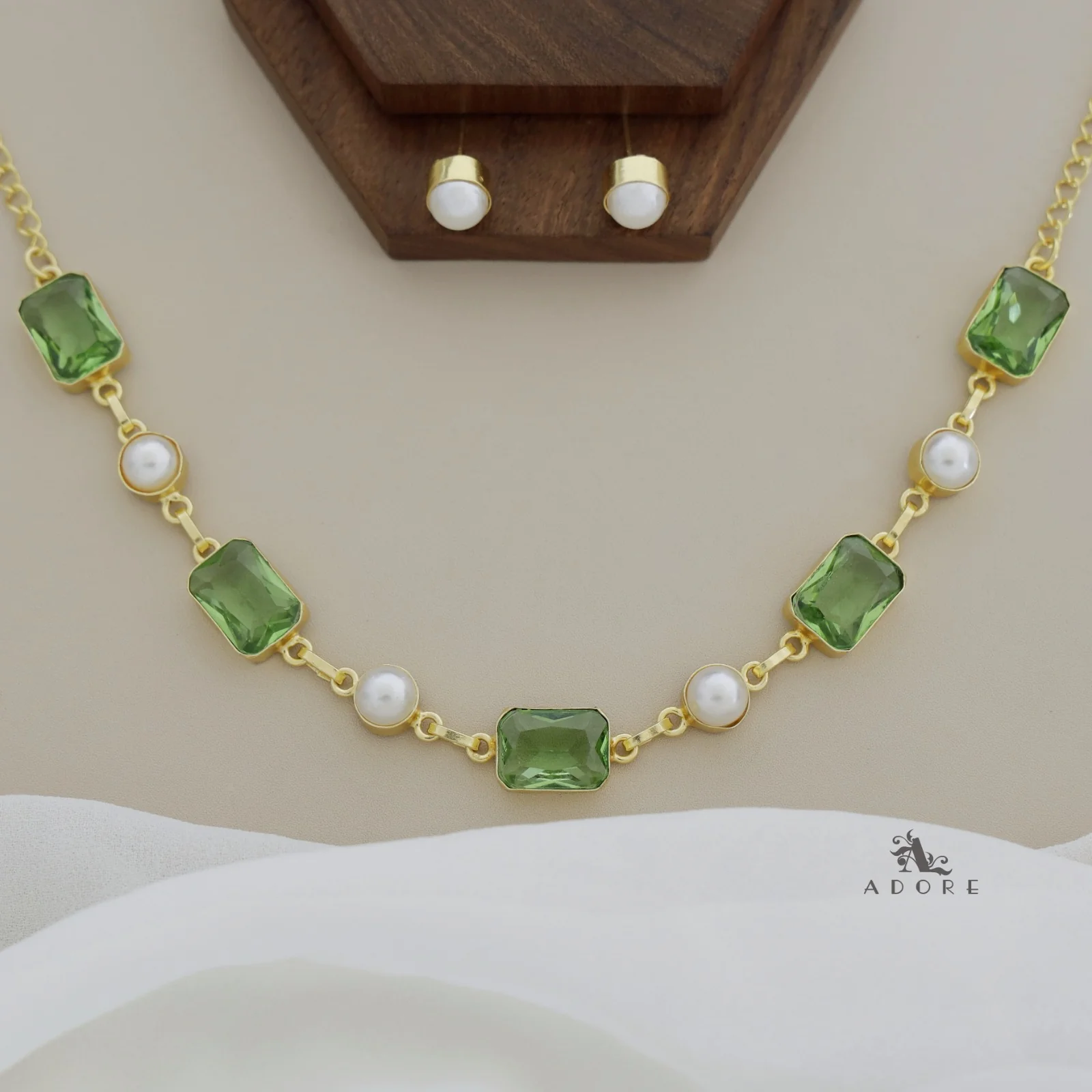 Elvire Glossy Rectangle Pearl Choker/Short Neckpiece With Stud - Image 8