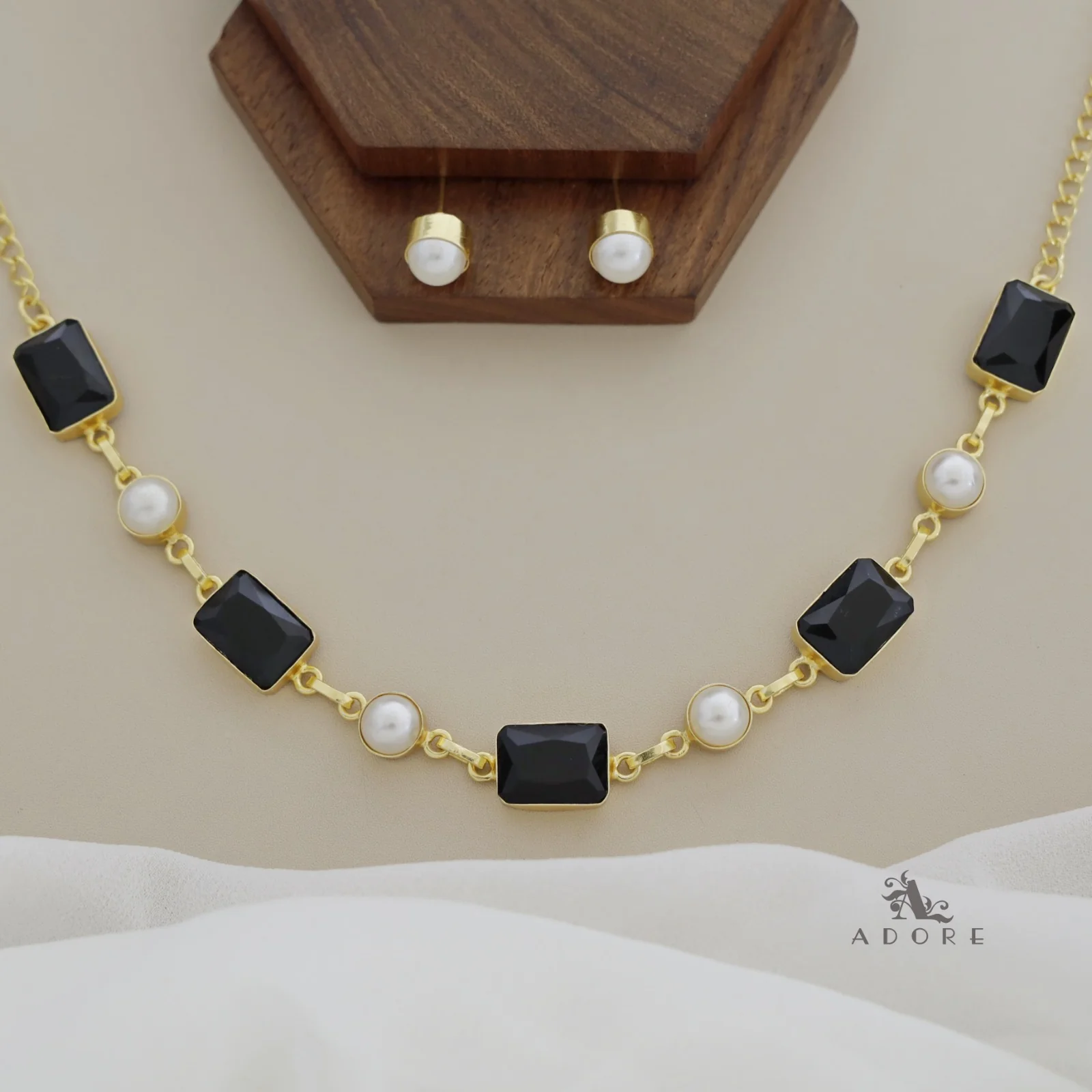 Elvire Glossy Rectangle Pearl Choker/Short Neckpiece With Stud - Image 9