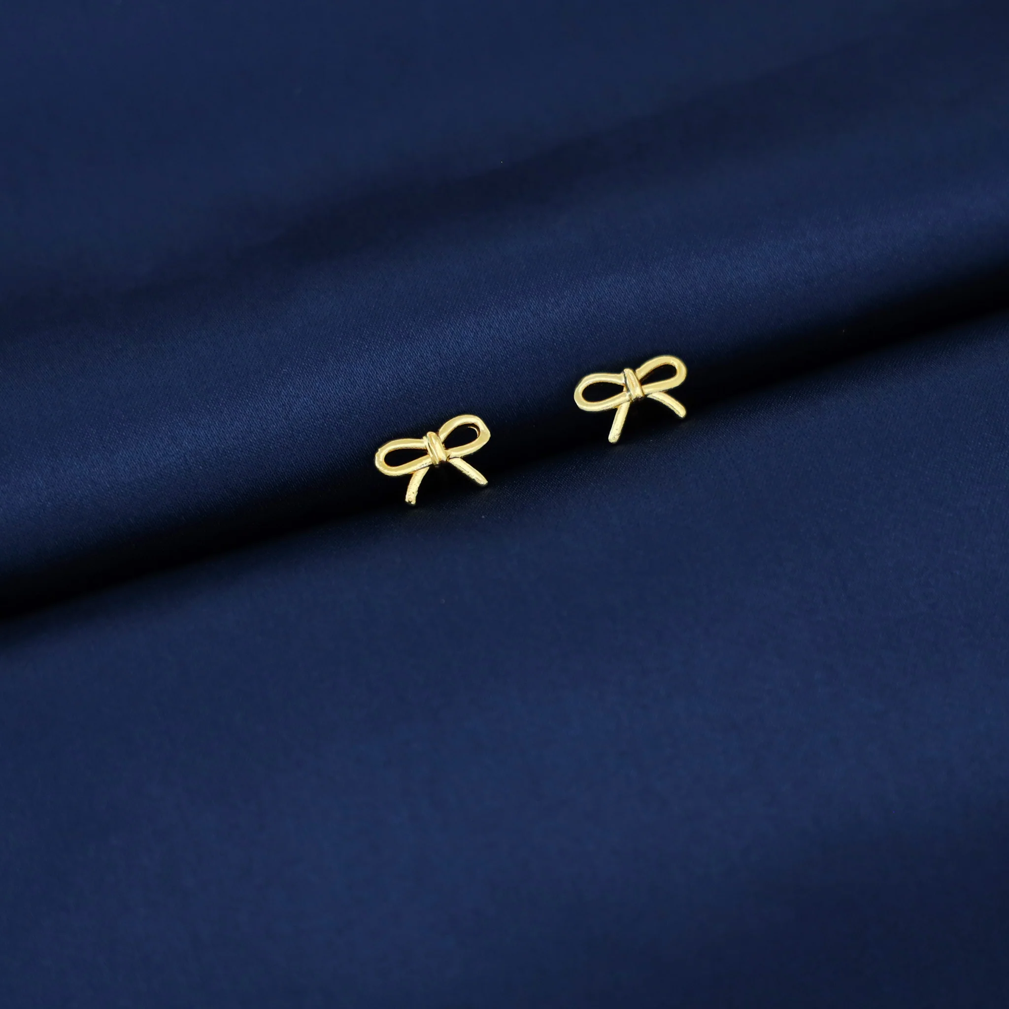 Emire Golden Ribbon Stud - Image 2