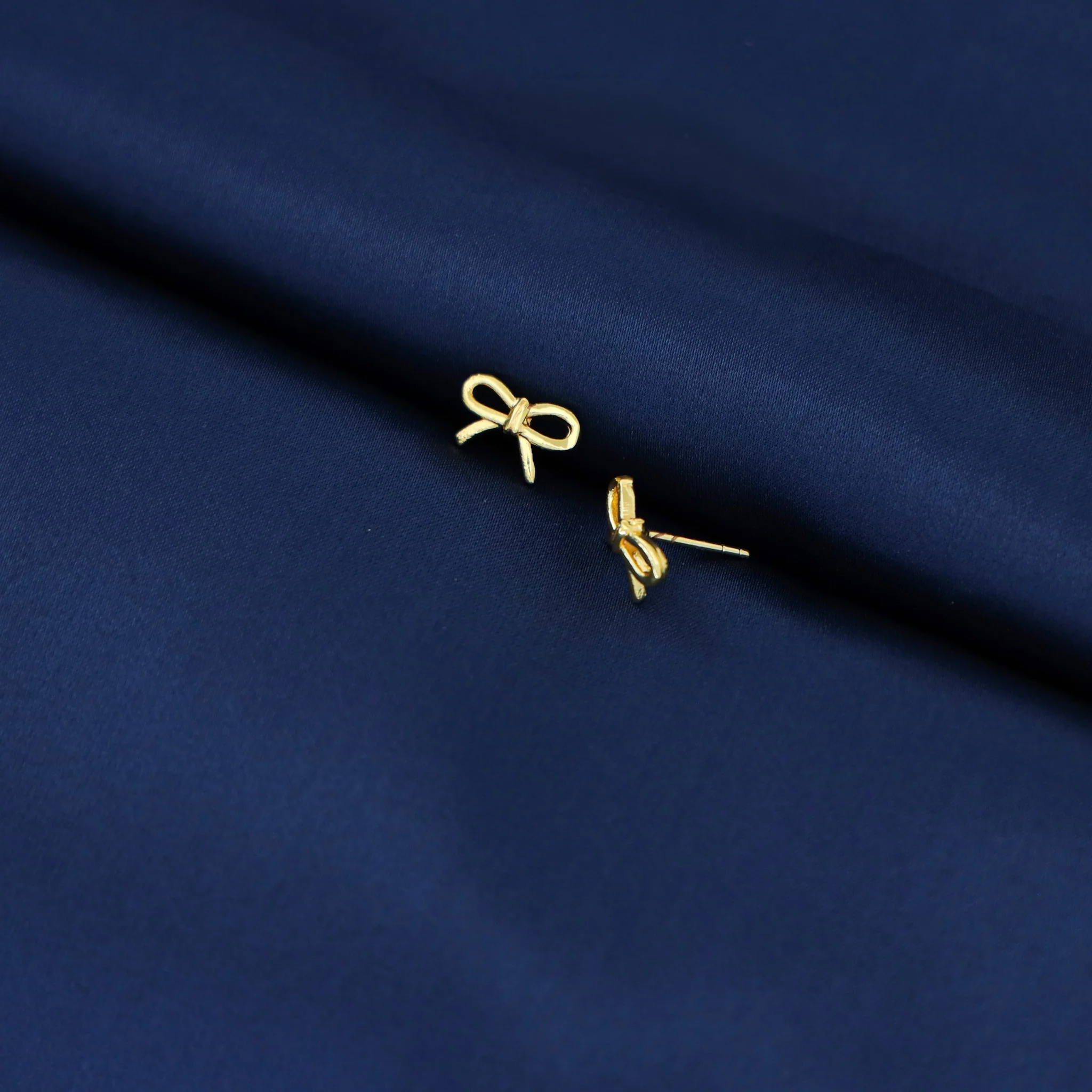 Emire Golden Ribbon Stud - Image 3