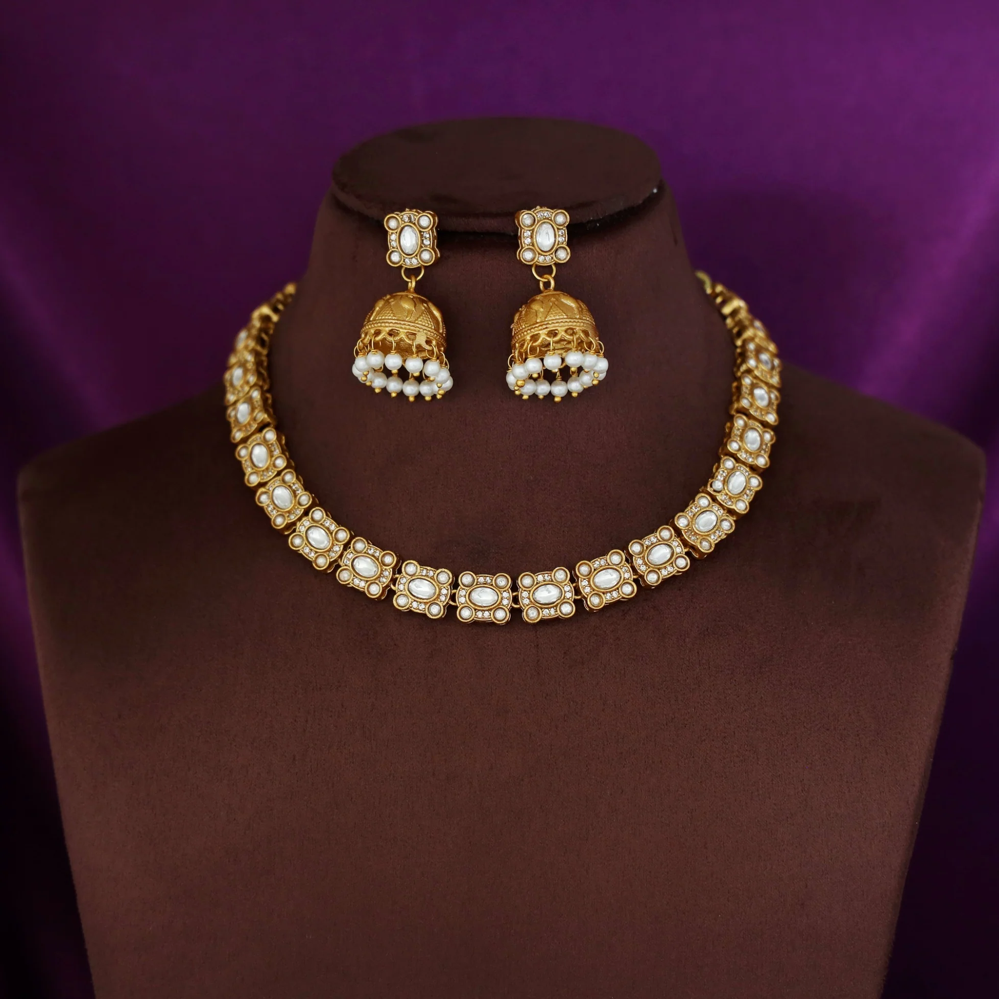 Evika Kundan Short Neckpiece With Earring - Image 3