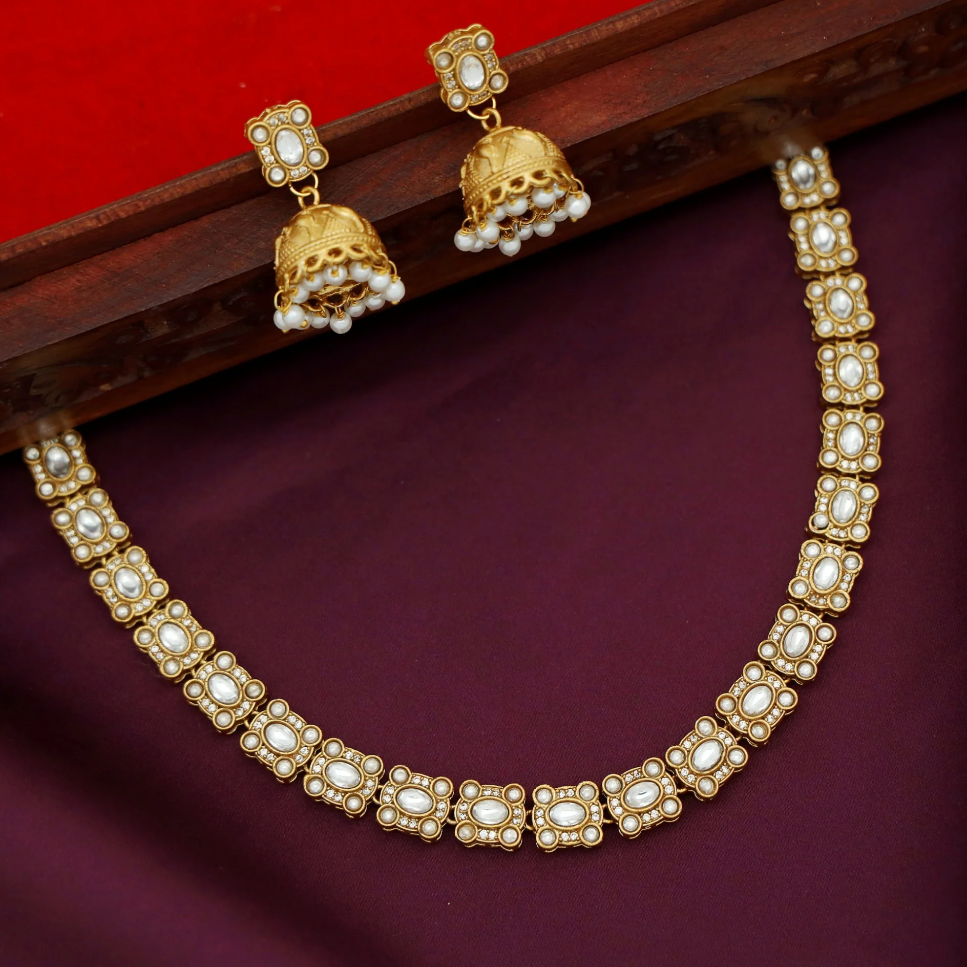 Evika Kundan Short Neckpiece With Earring - Image 4