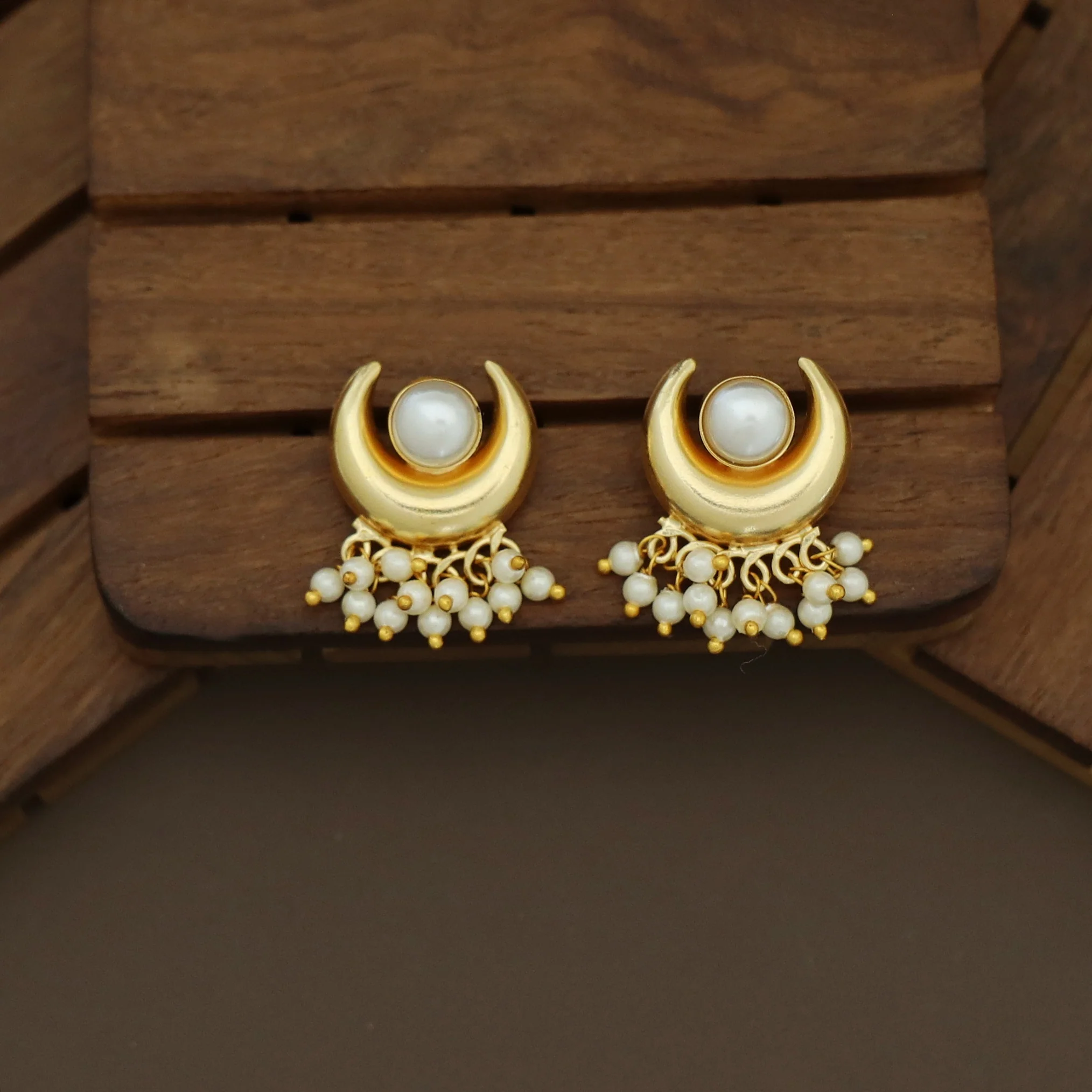 Faloni Golden Half Moon Pearl Short Neckpiece With Earring - Image 4