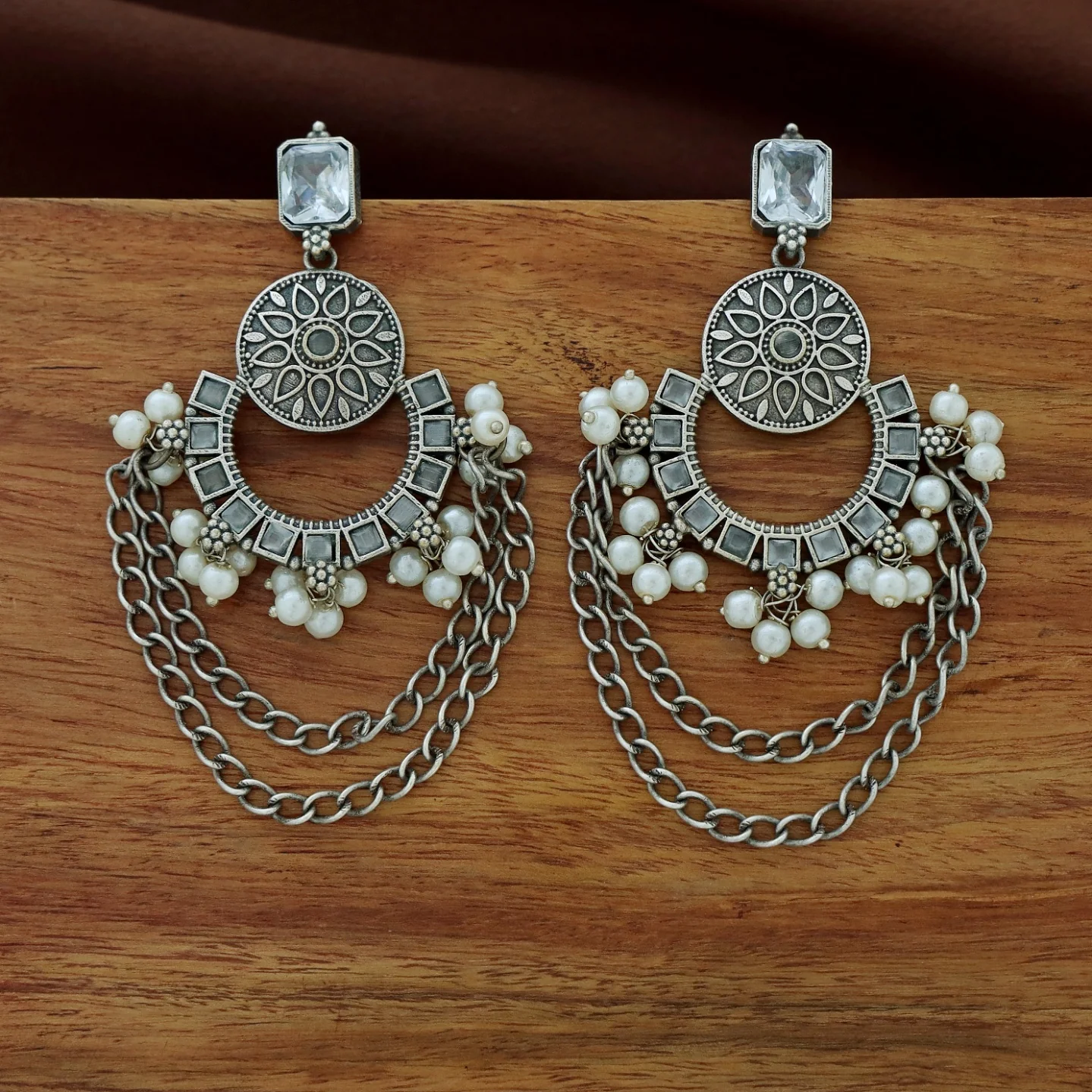 Famila Floral Pearl Chainy Earring - Image 3