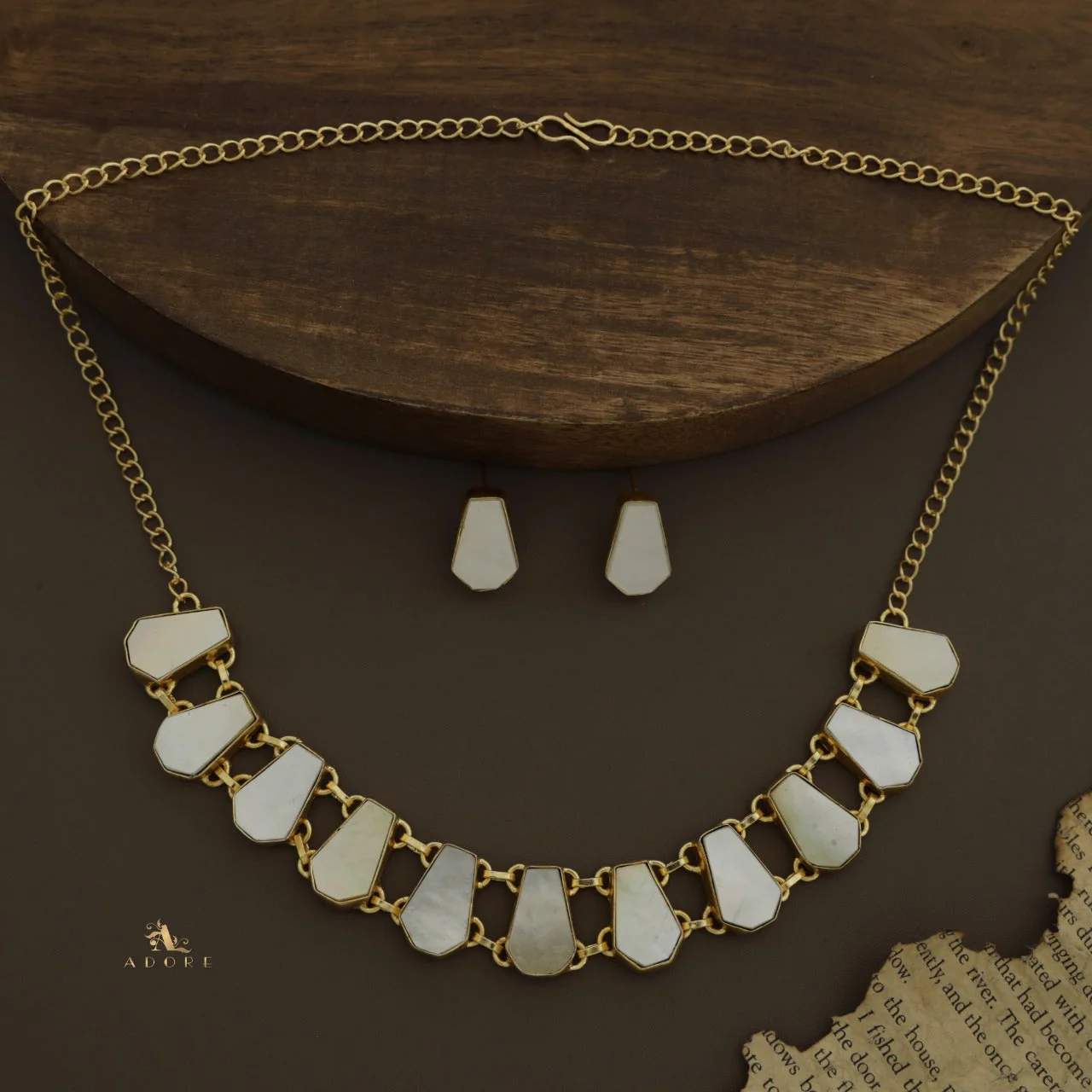 Felicia Hexa Glossy Choker/Short Neckpiece With Earring - Image 14