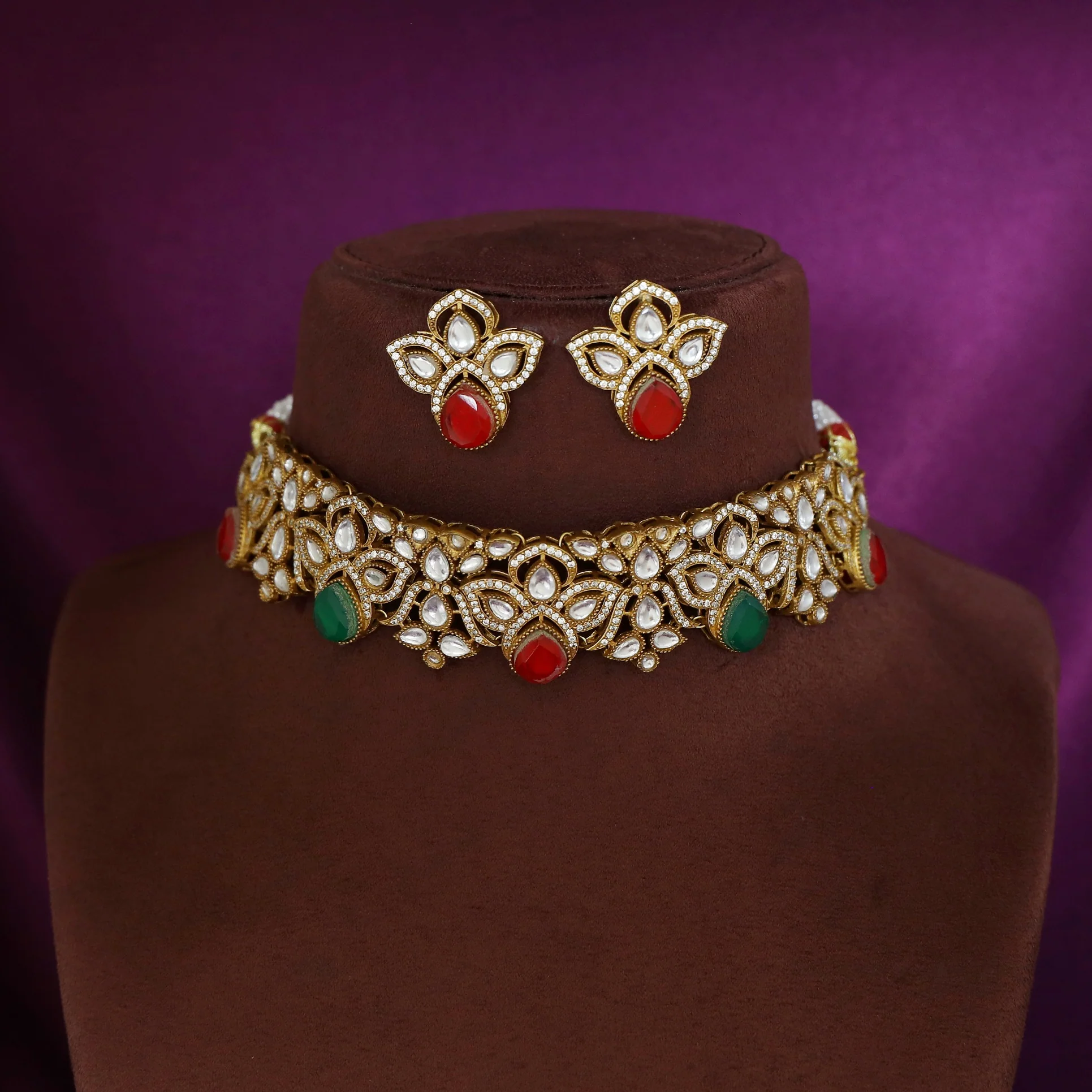 Fihara Glossy Stone Kundan Choker With Earring - Image 4