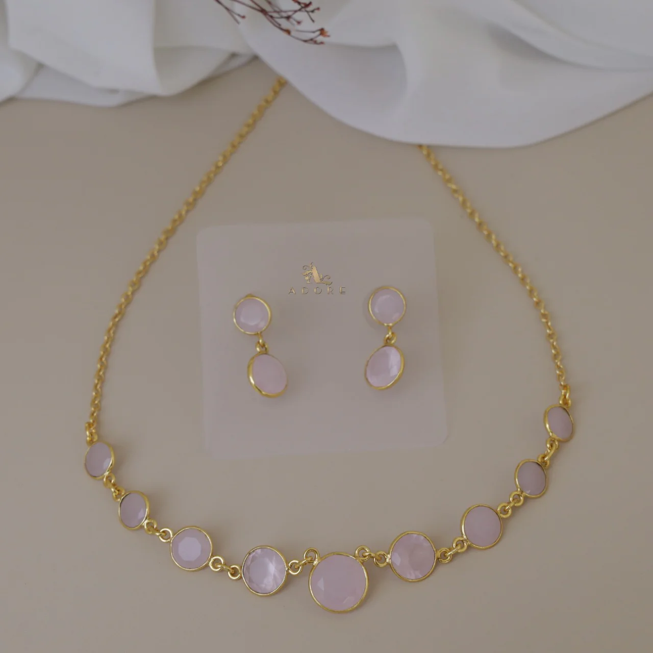 Freya Round Glossy Neckpiece With Earring - Image 11