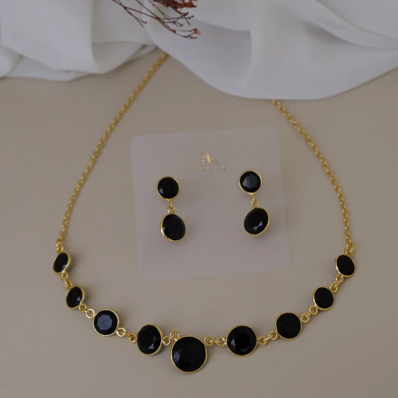 Freya Round Glossy Neckpiece With Earring - Image 12