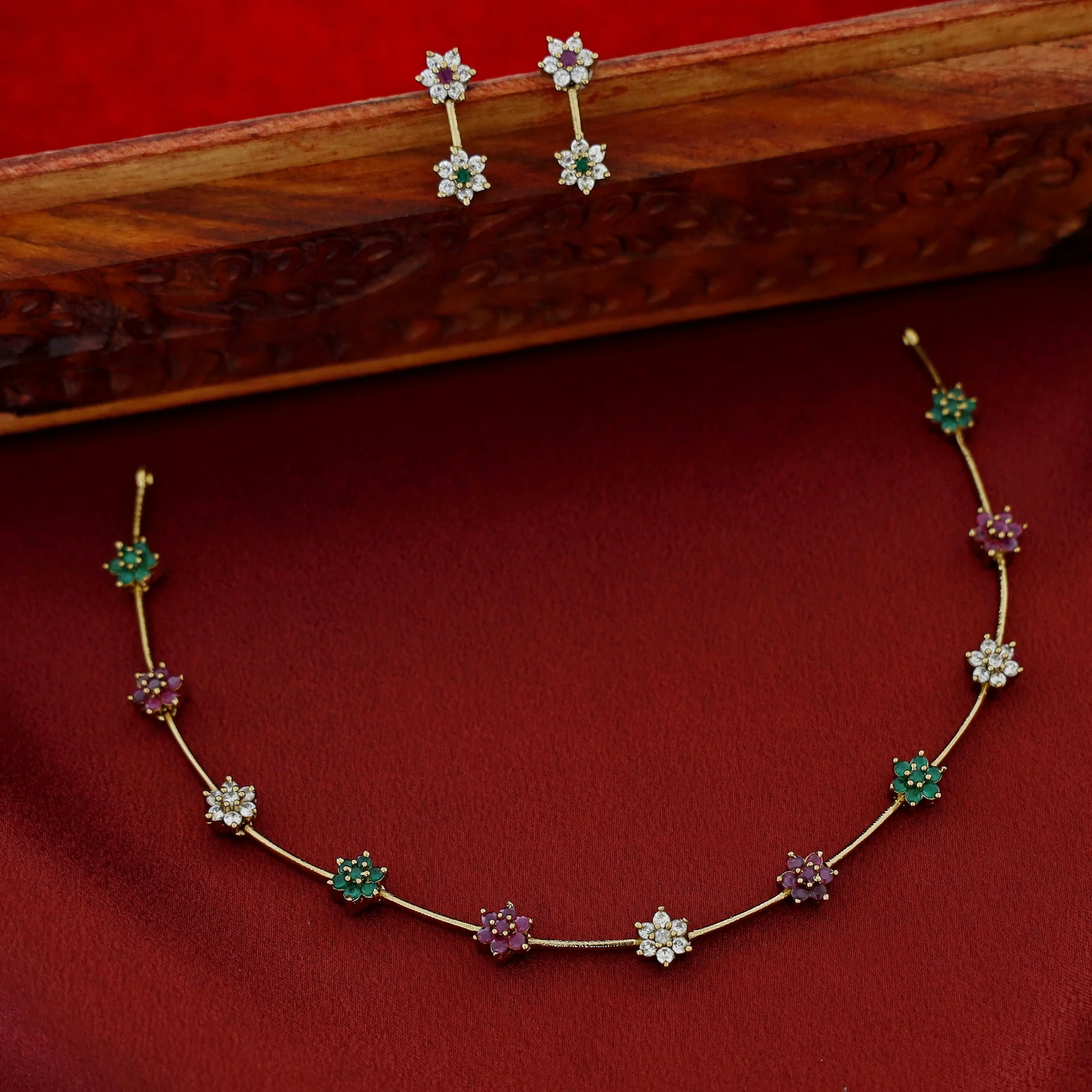 Sayali Stiff Short Neckpiece With Earring - Image 3