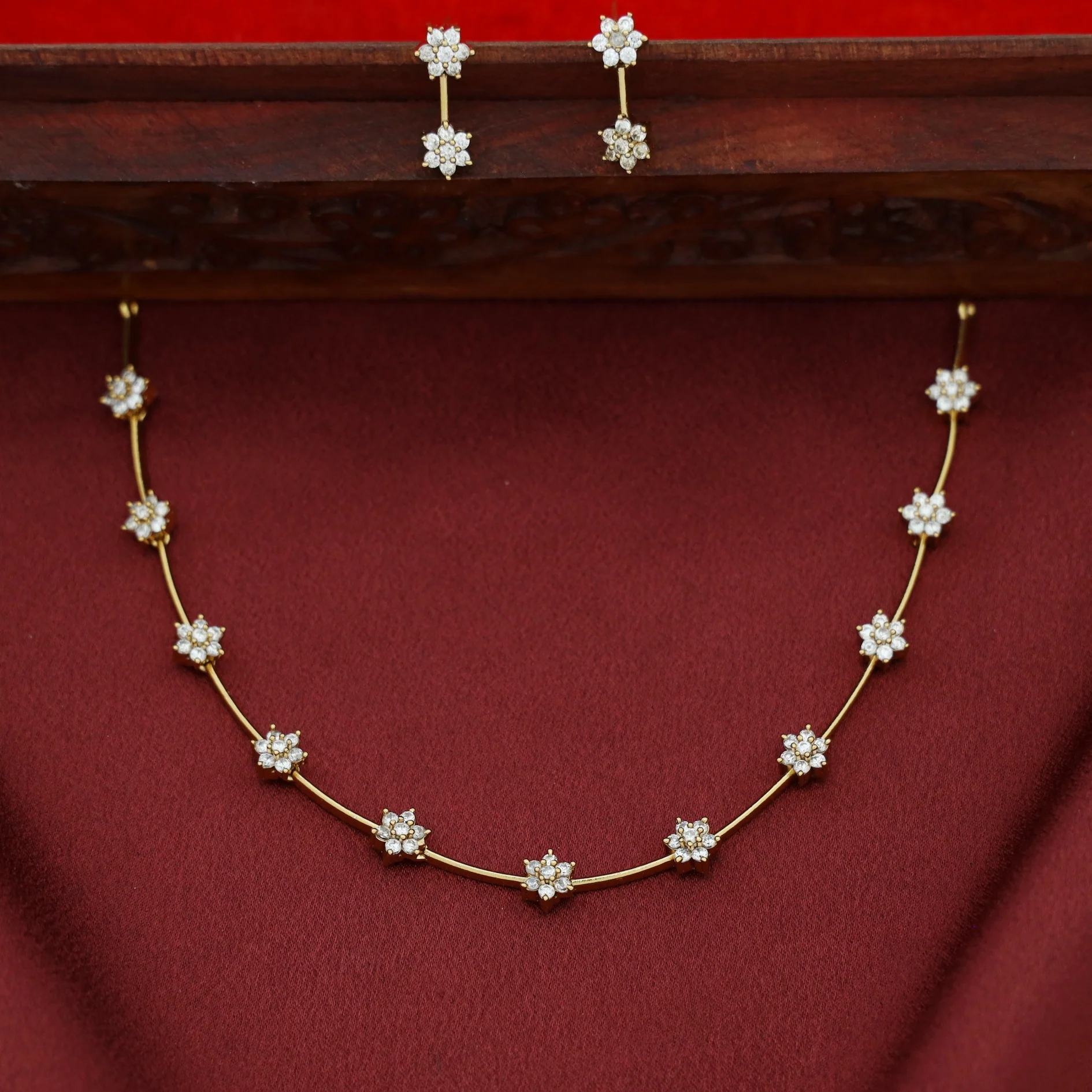 Sayali Stiff Short Neckpiece With Earring - Image 7