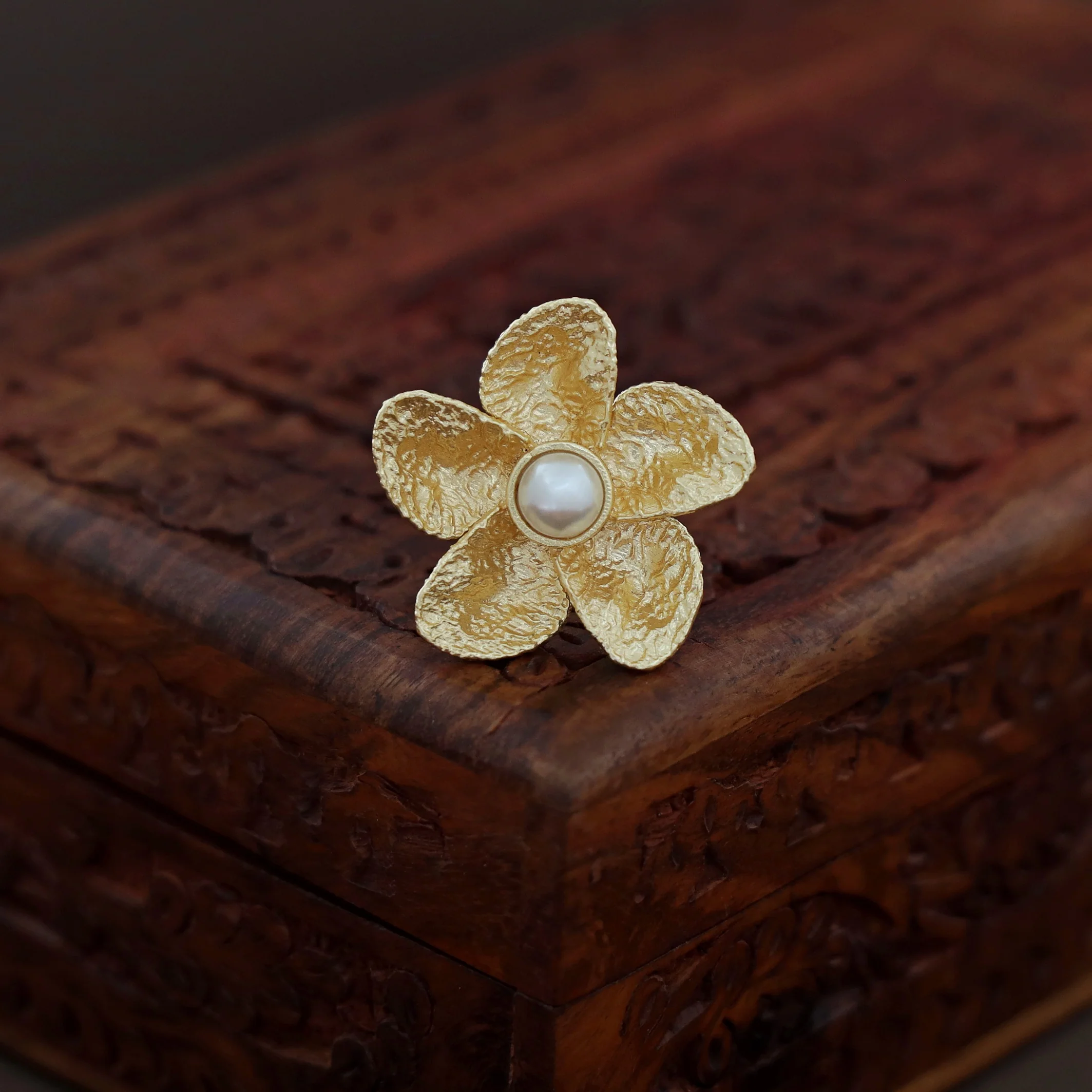 Fritha Hammered Floral Glossy Ring - Image 4