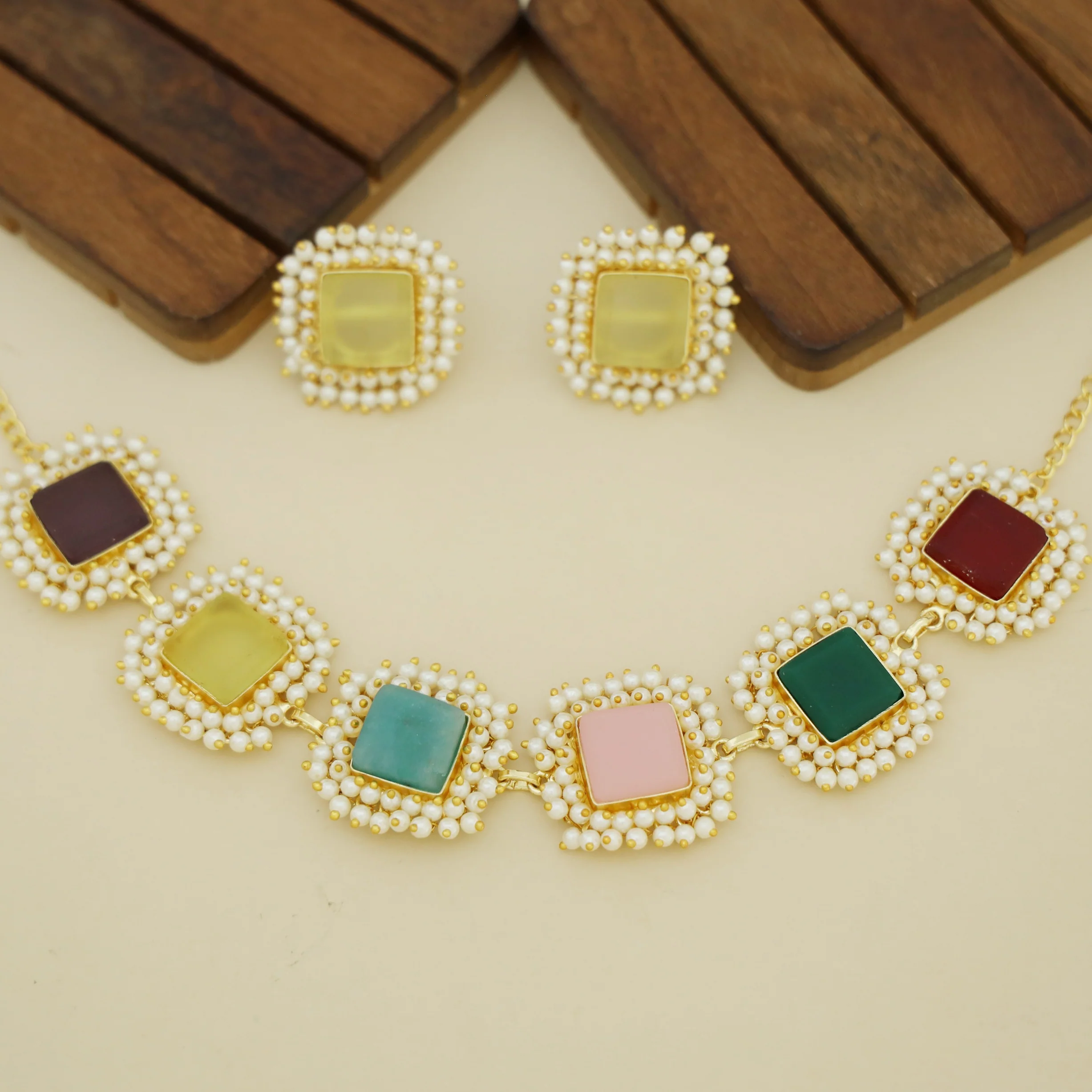 Full Pearl Square Choker With Earring - Image 10